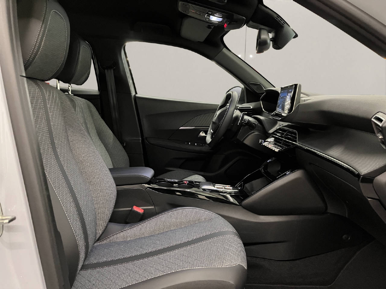 PEUGEOT 2008 1.2 PureTech Allure Premium-image-11