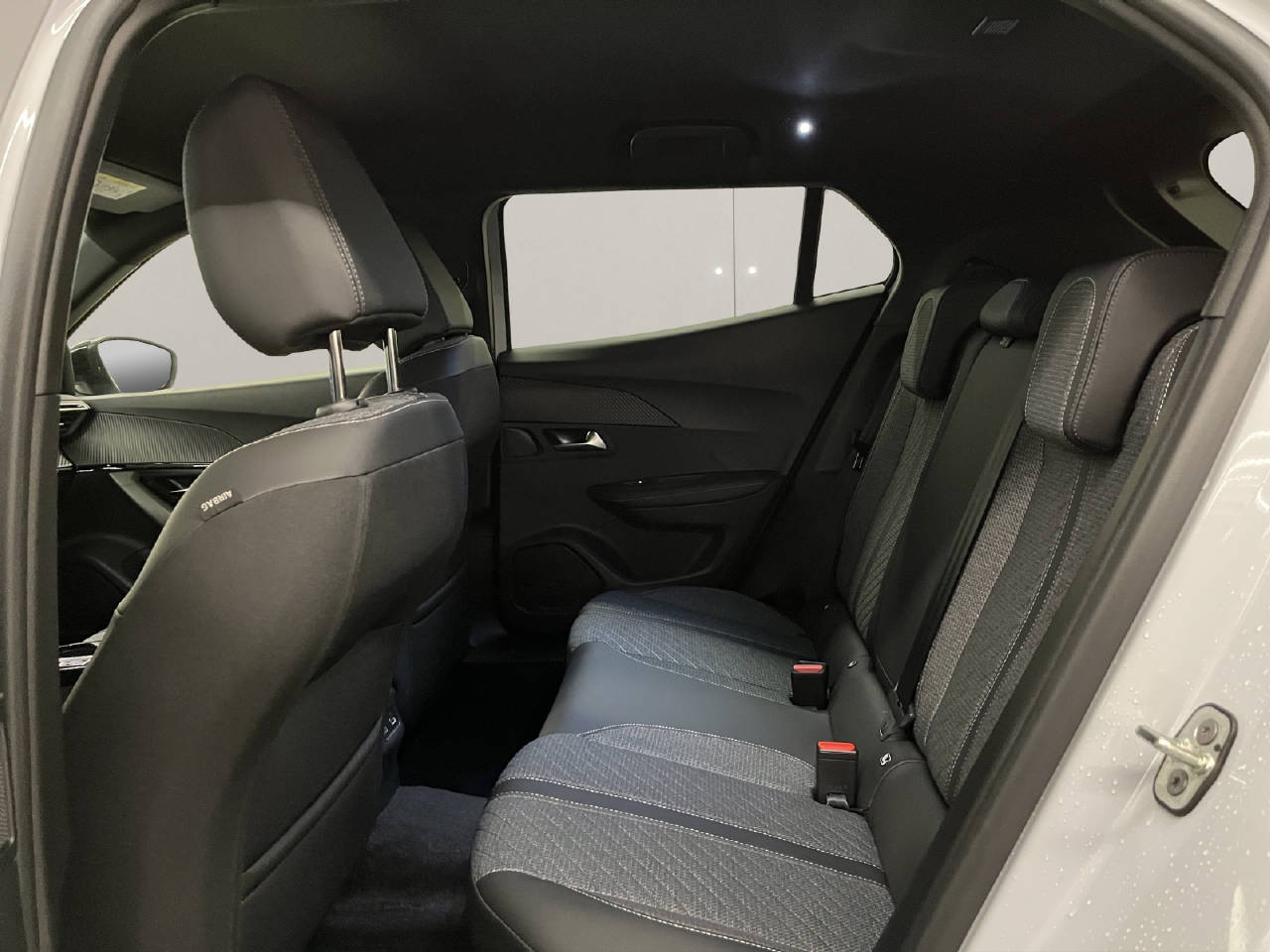 PEUGEOT 2008 1.2 PureTech Allure Premium-image-10