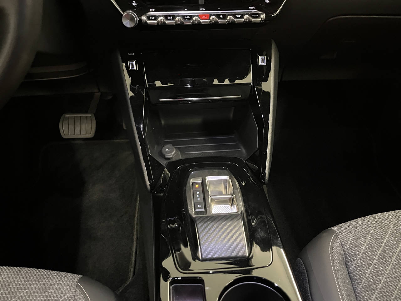 PEUGEOT 2008 1.2 PureTech Allure Premium-image-8