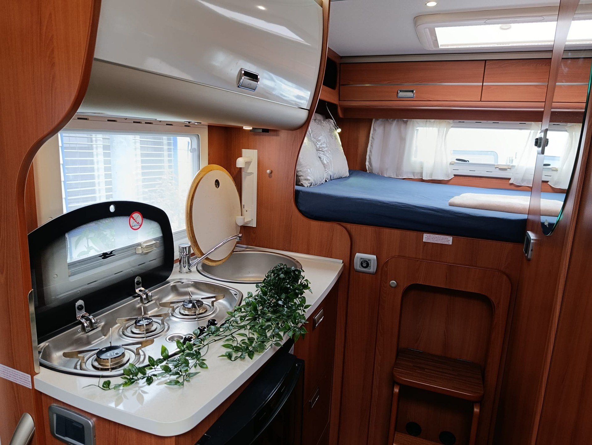 LAIKA X 595R***Echtes Schnäppli: Kompakter Luxus auf Rädern! ***AUTOMAT* Solar Panel* Ventilator* Töffträger *Rückfahrkamera*-image-9