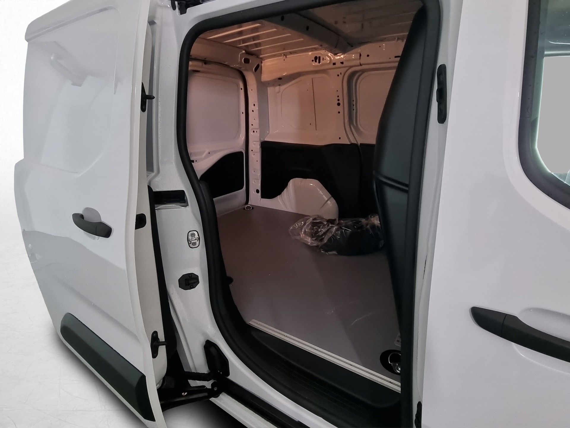 TOYOTA PROACE CITY Van L1 52KWh Active-image-6