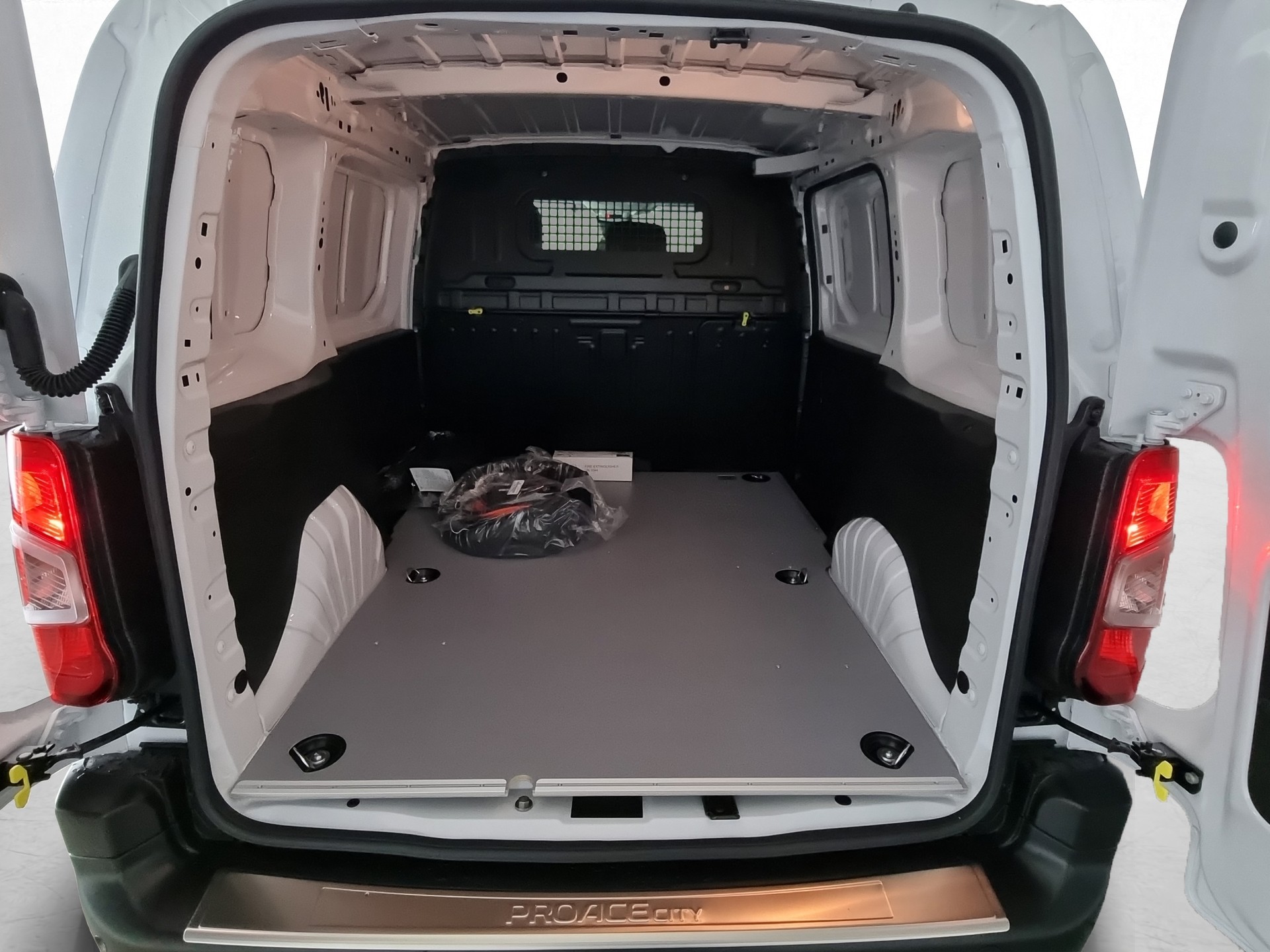 TOYOTA PROACE CITY Van L1 52KWh Active-image-15