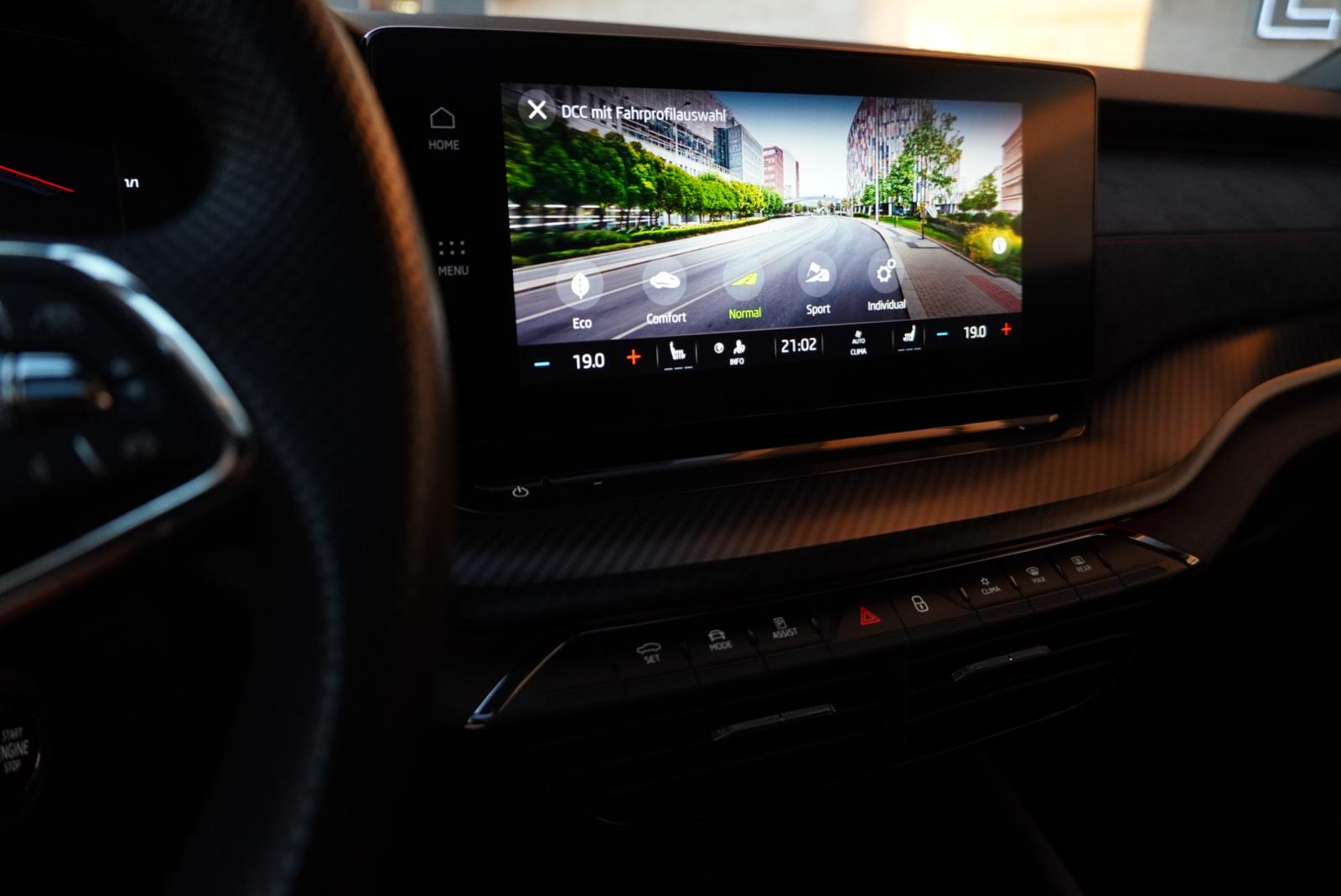 SKODA Octavia Combi 2.0 TSI DSG RS-image-18