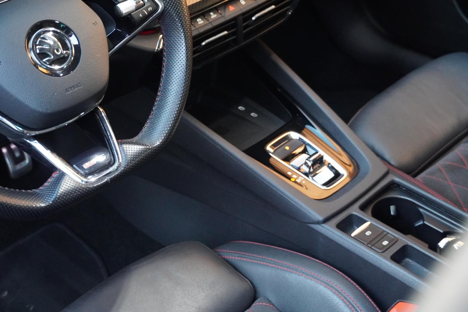 SKODA Octavia Combi 2.0 TSI DSG RS-image-19