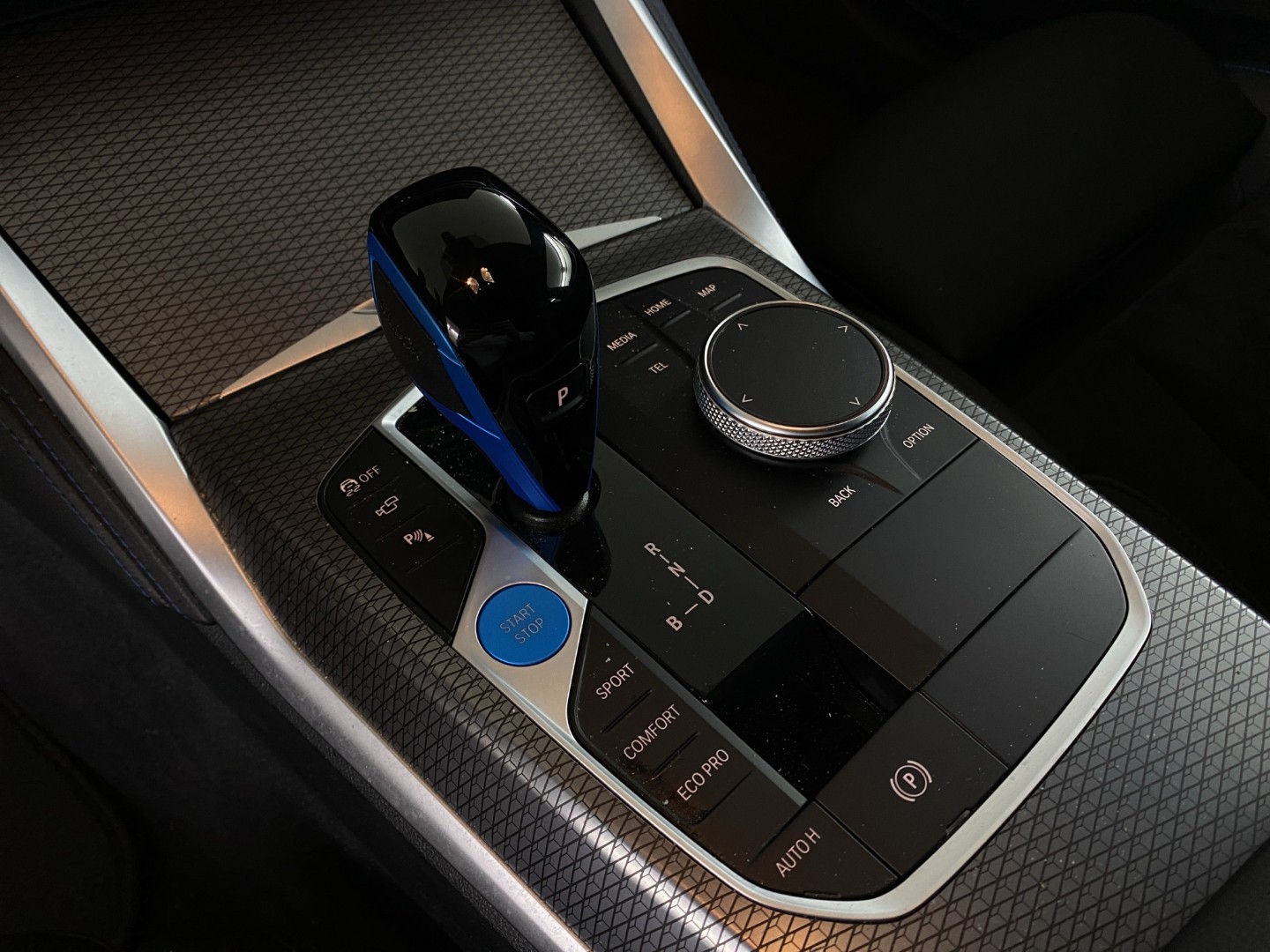 BMW i4 eDrive 40-image-12