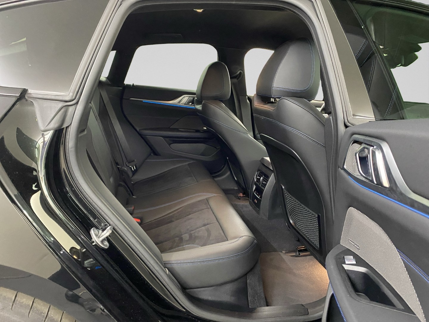 BMW i4 eDrive 40-image-22