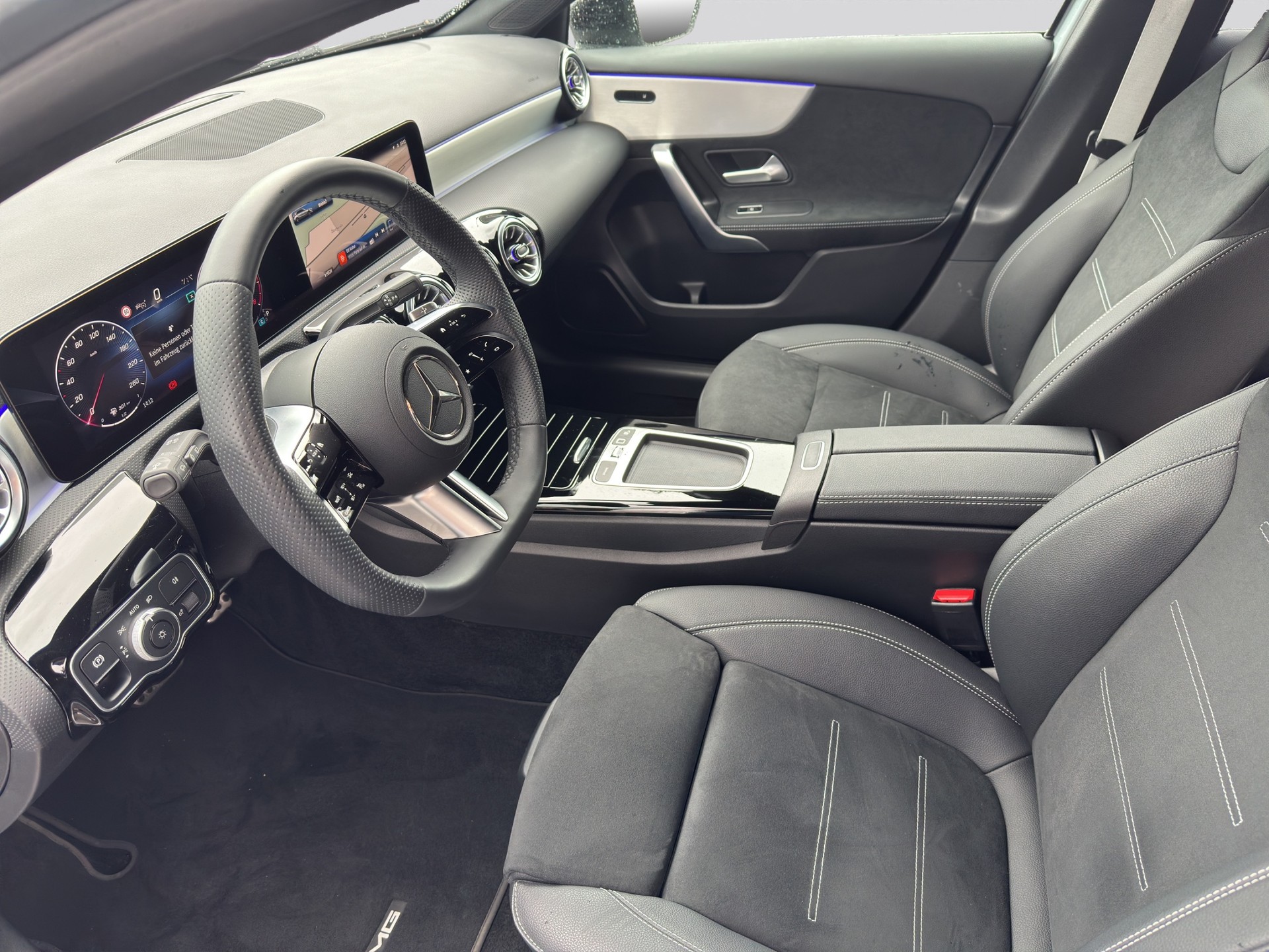 MERCEDES-BENZ A 200 7G-DCT AMG Line Night-image-6