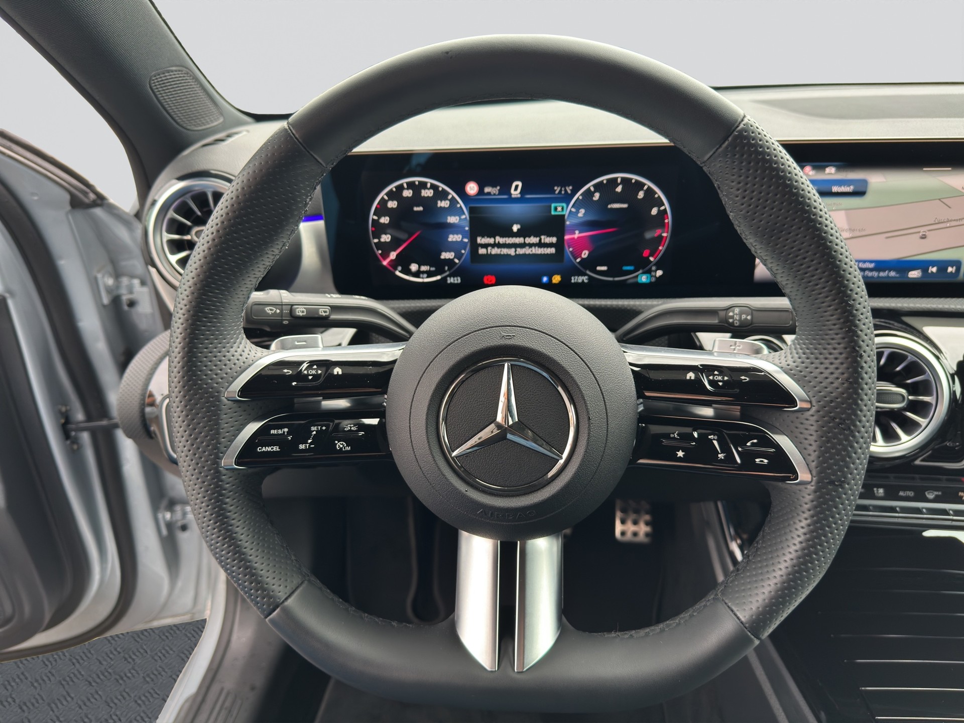 MERCEDES-BENZ A 200 7G-DCT AMG Line Night-image-9