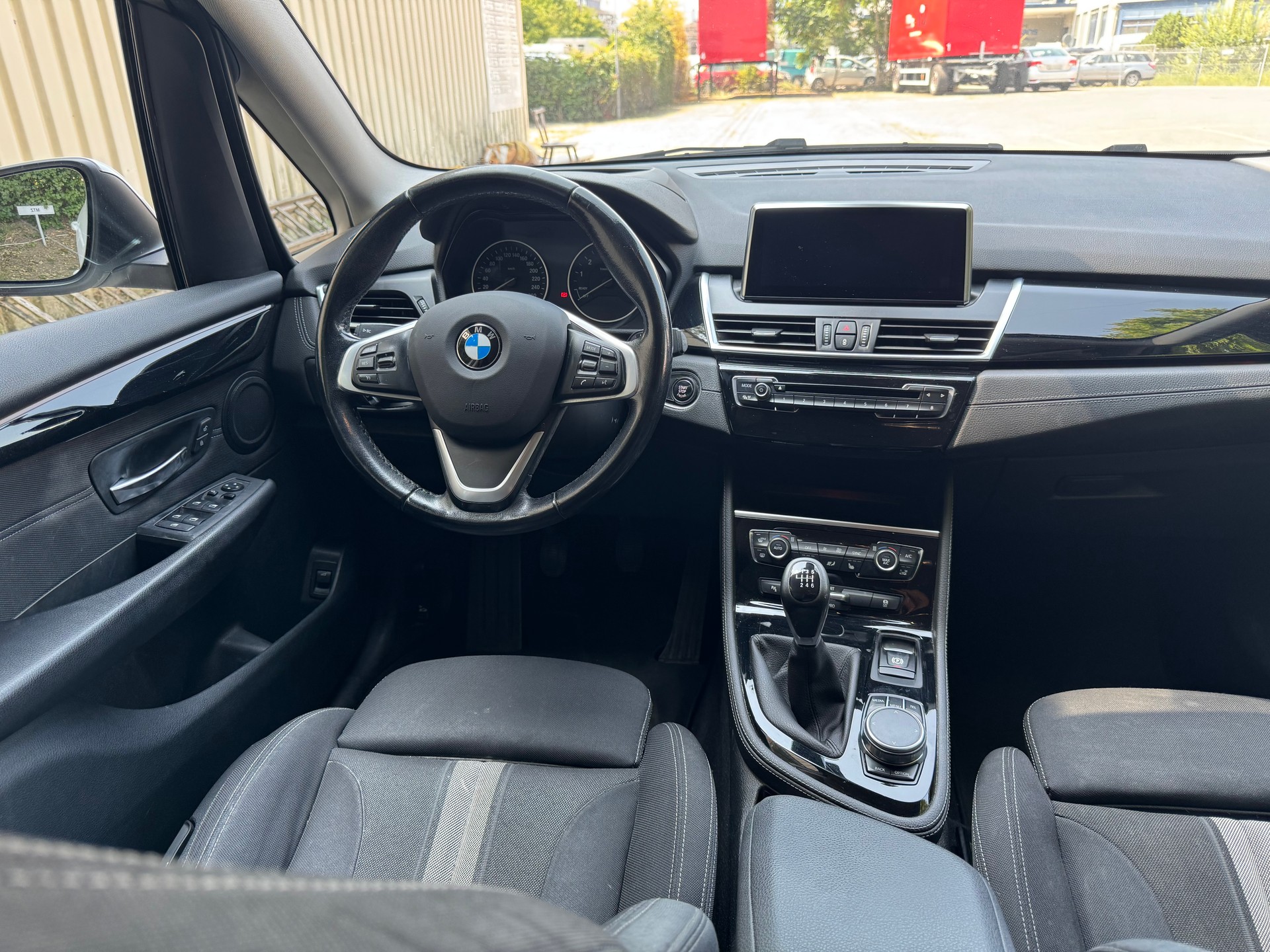 BMW 220i Gran Tourer-image-5