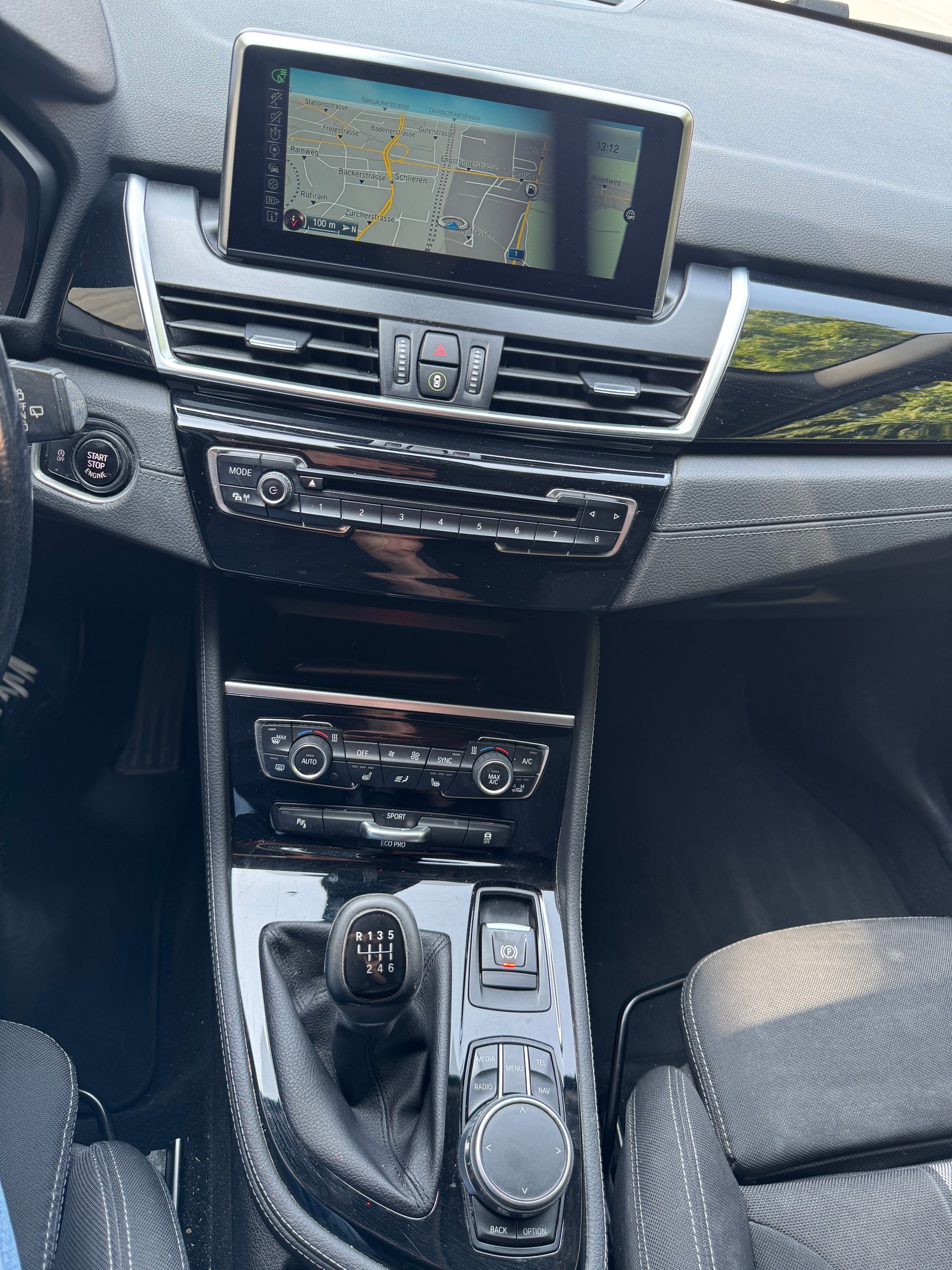 BMW 220i Gran Tourer-image-10