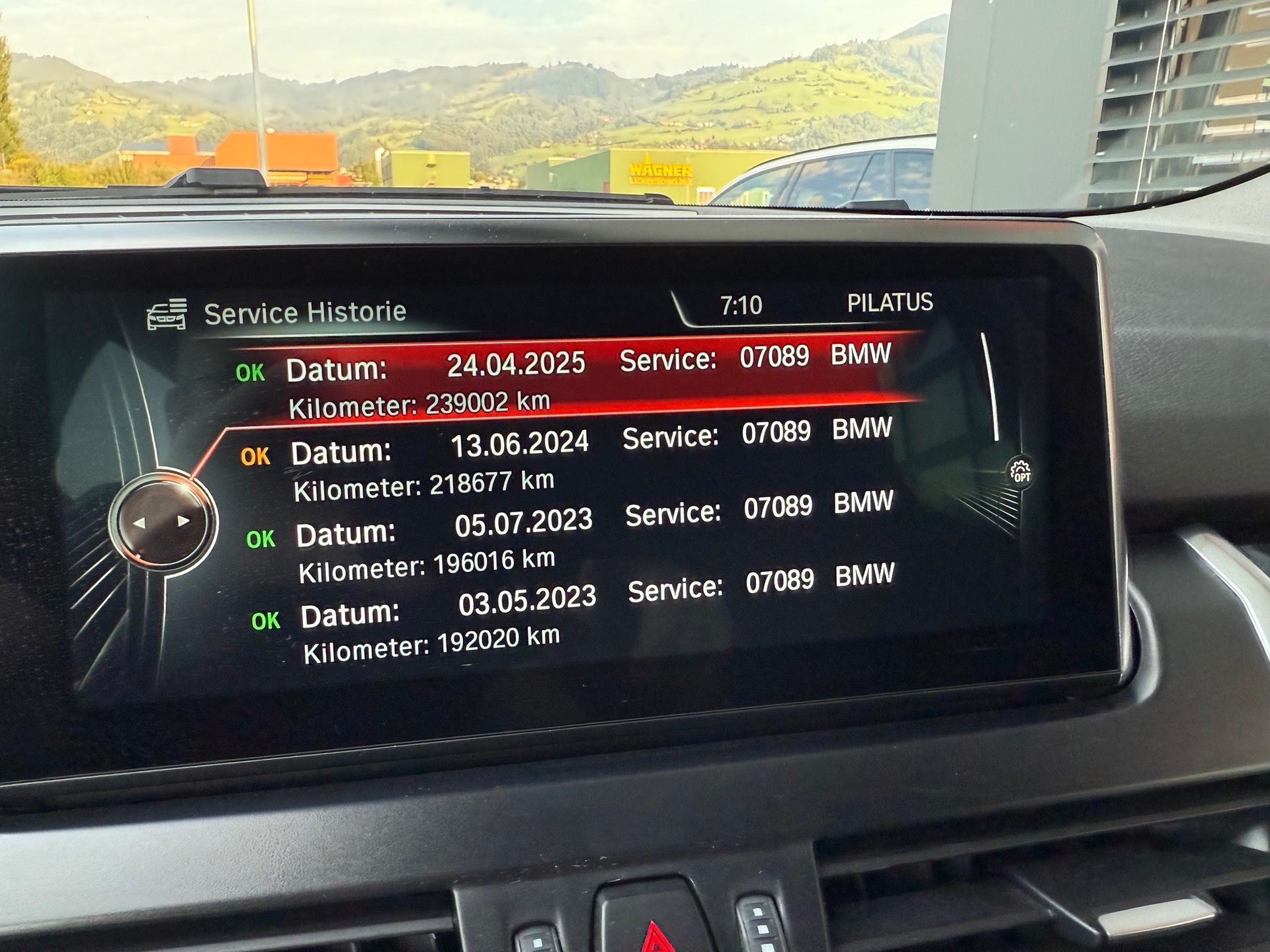 BMW 220i Gran Tourer-image-13
