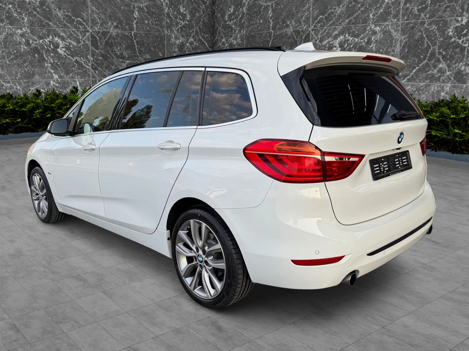 BMW 220i Gran Tourer-image-1