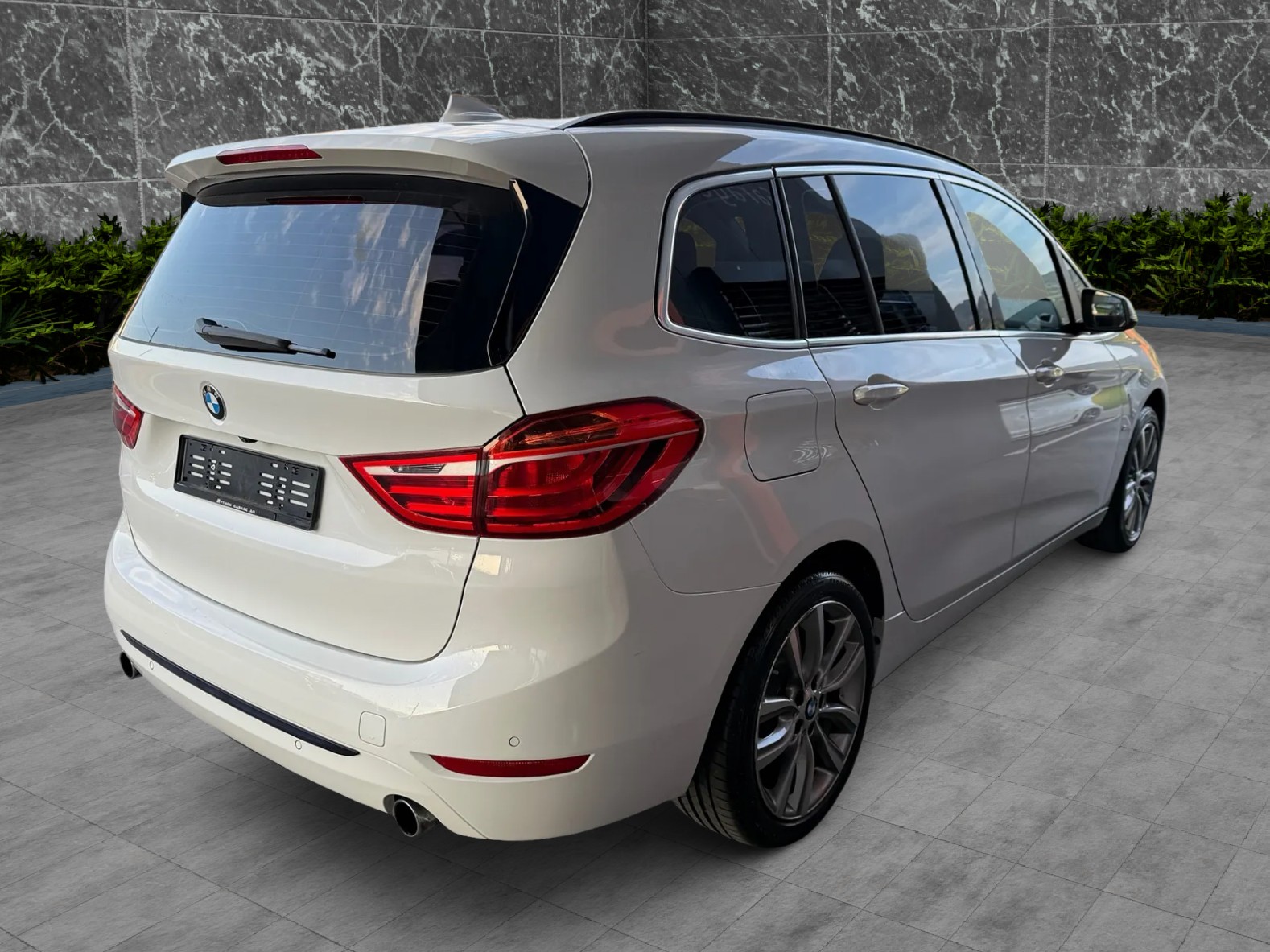 BMW 220i Gran Tourer-image-2