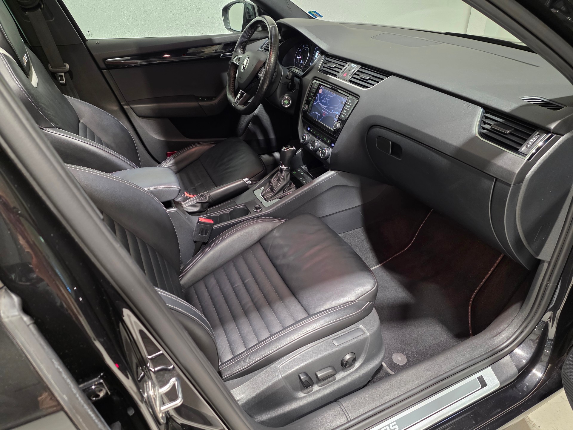SKODA Octavia Combi 2.0 TSI RS 230 DSG-image-19