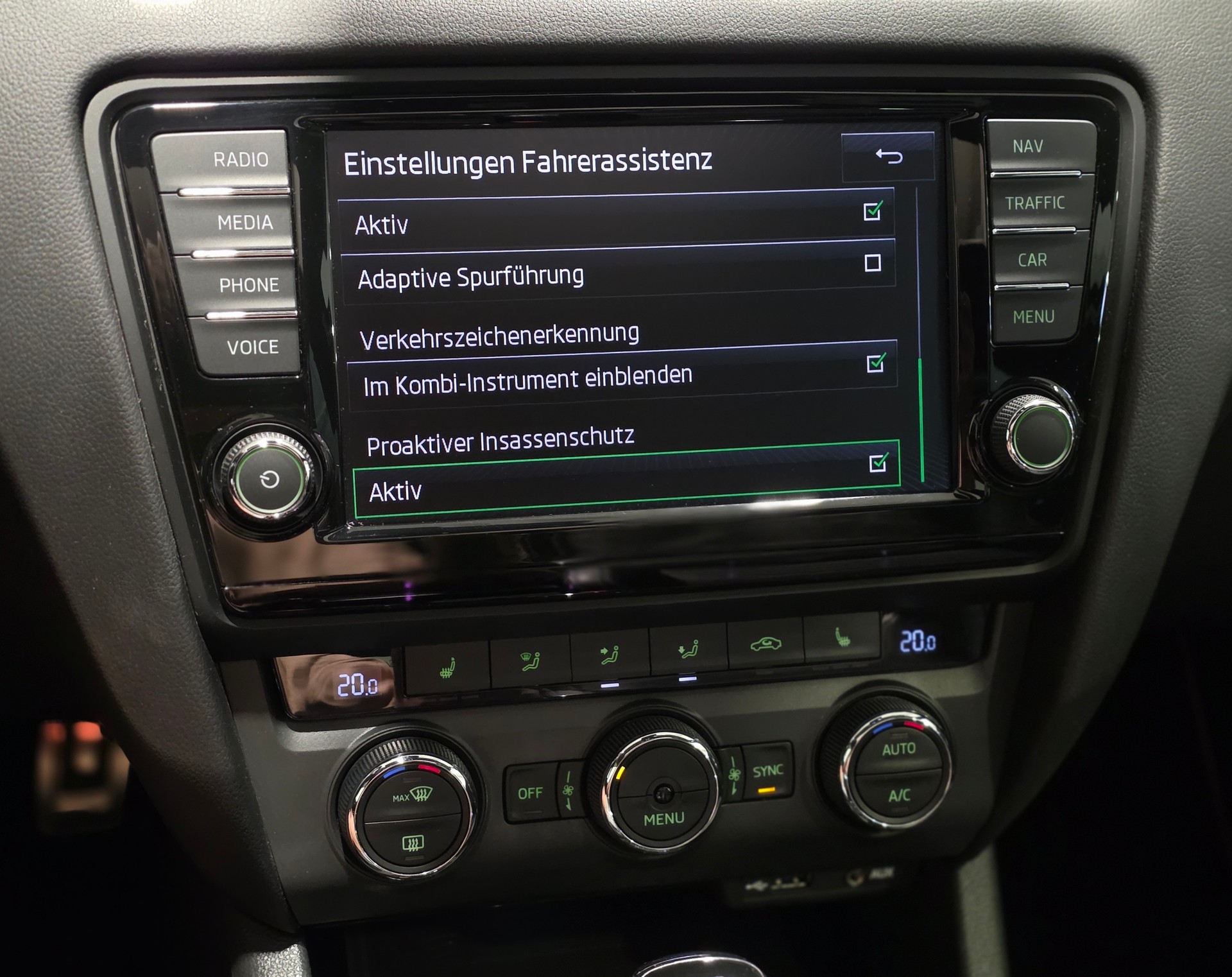 SKODA Octavia Combi 2.0 TSI RS 230 DSG-image-9