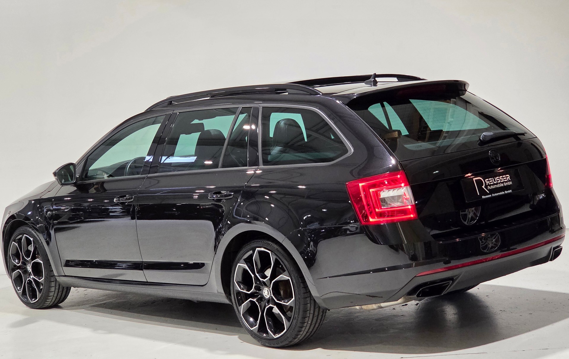 SKODA Octavia Combi 2.0 TSI RS 230 DSG-image-2