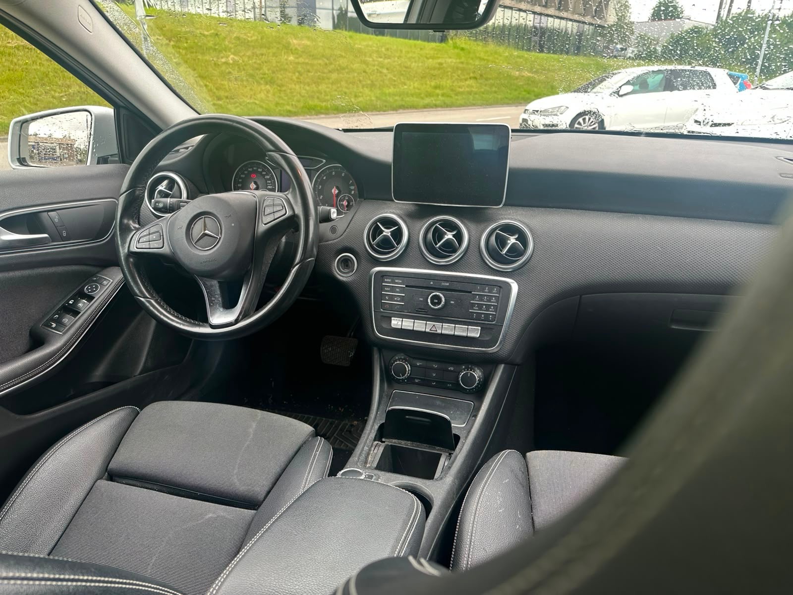 MERCEDES-BENZ A 180 Urban 7G-DCT-image-8