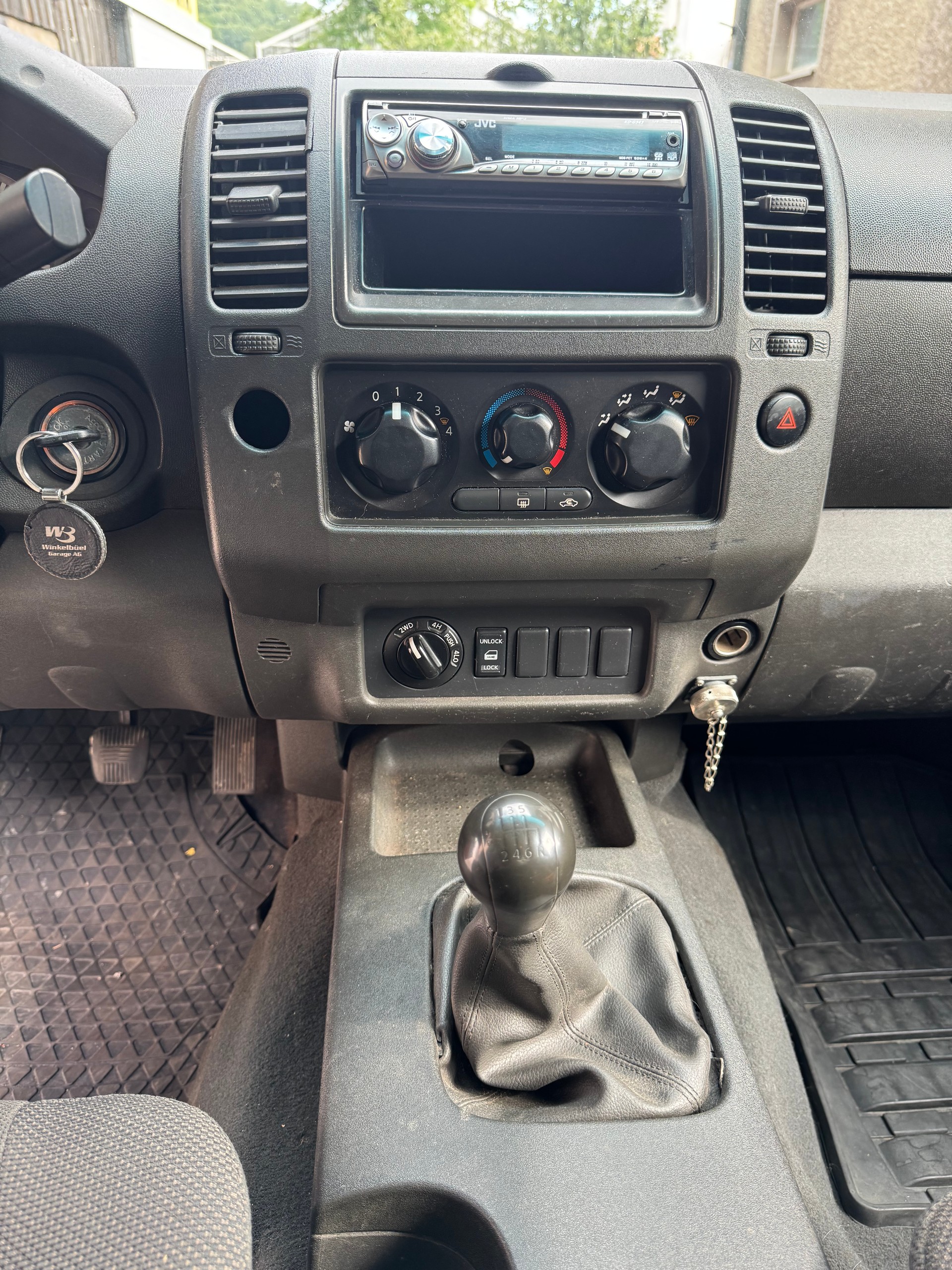 NISSAN Navara King Cab SE 2.5 dCi 4WD-image-11
