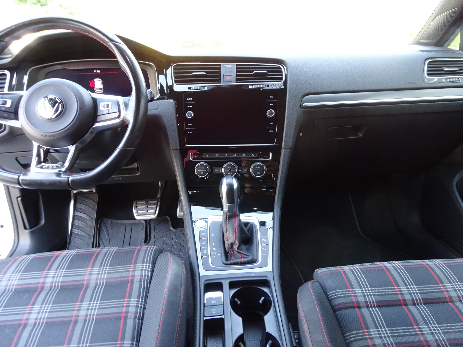VW Golf 2.0 TSI GTI Performance DSG-image-11