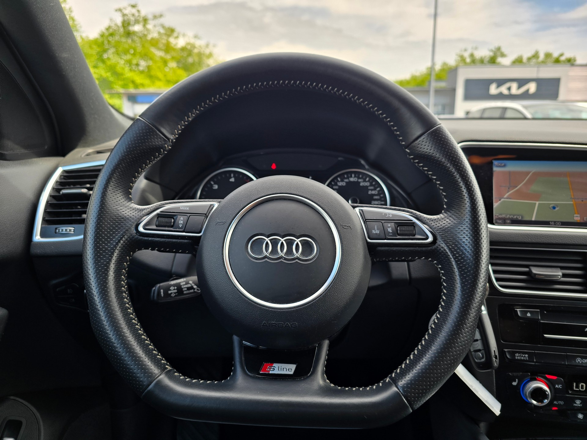 AUDI Q5 2.0 TDI quattro S-tronic-showroom-element-2