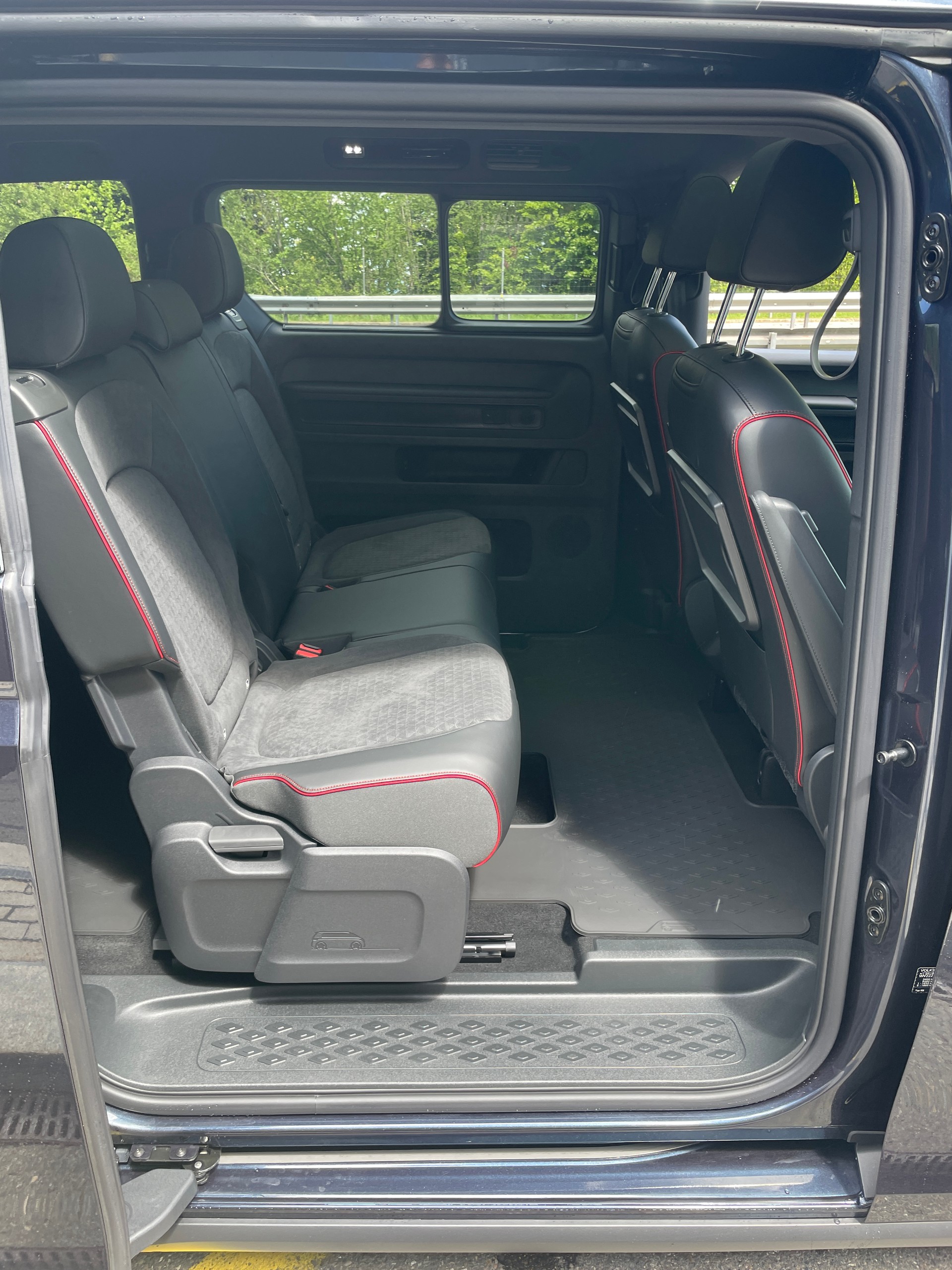 VW ID.Buzz LWB GTX 4 Motion, 7-Sitzer mit AHK und Pano.-Dach-image-4