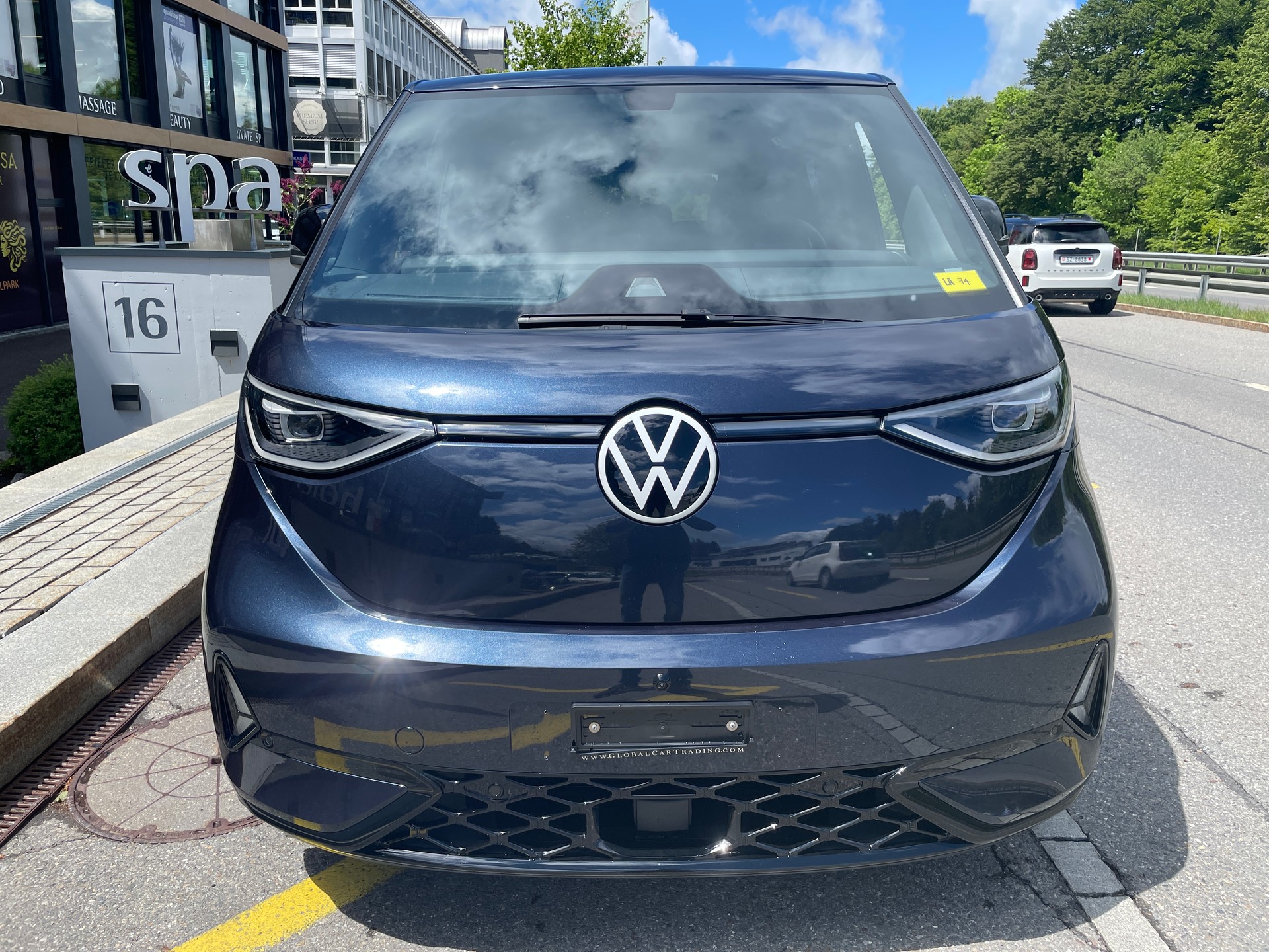 VW ID.Buzz LWB GTX 4 Motion, 7-Sitzer mit AHK und Pano.-Dach-image-1