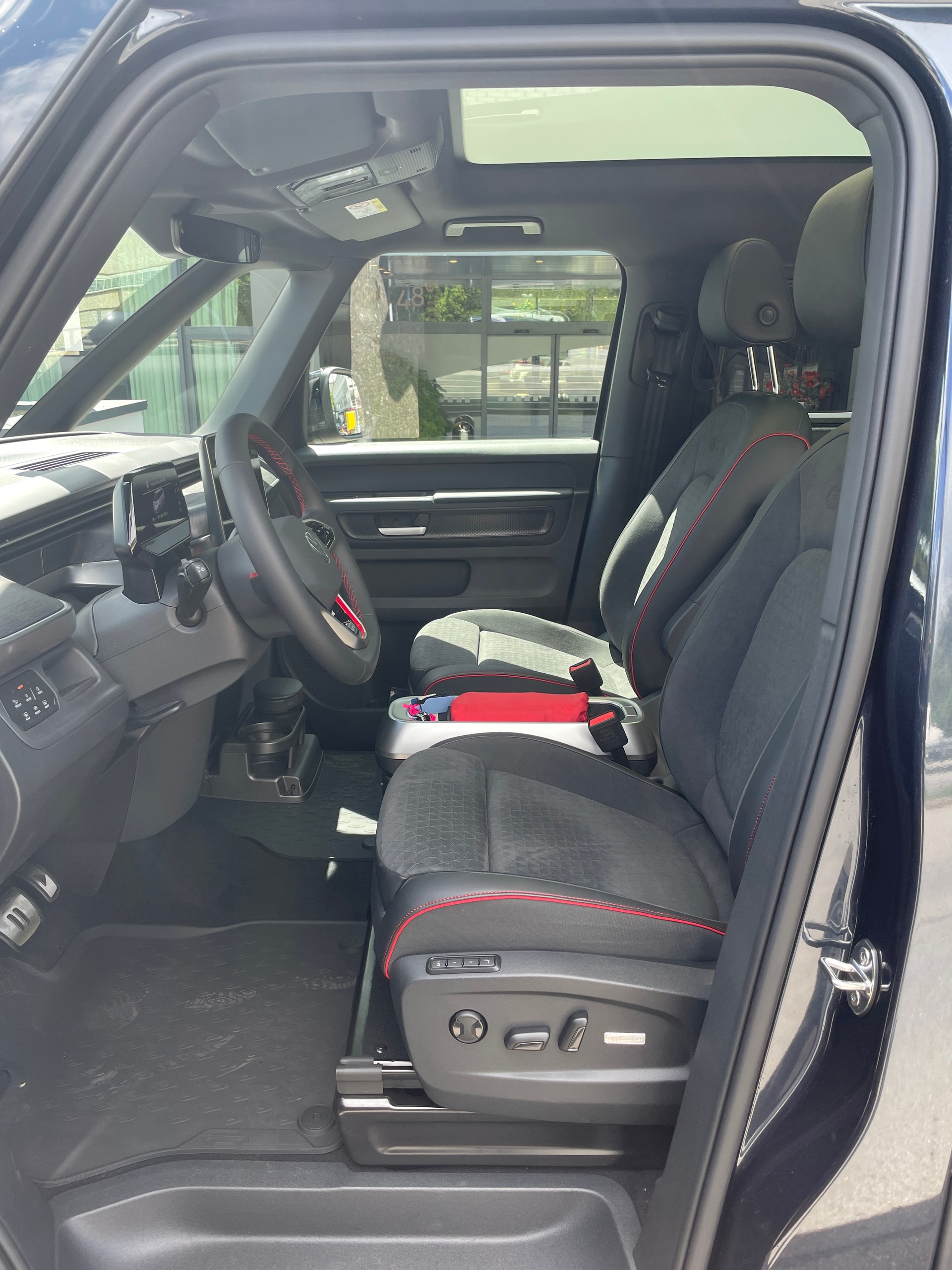 VW ID.Buzz LWB GTX 4 Motion, 7-Sitzer mit AHK und Pano.-Dach-image-14