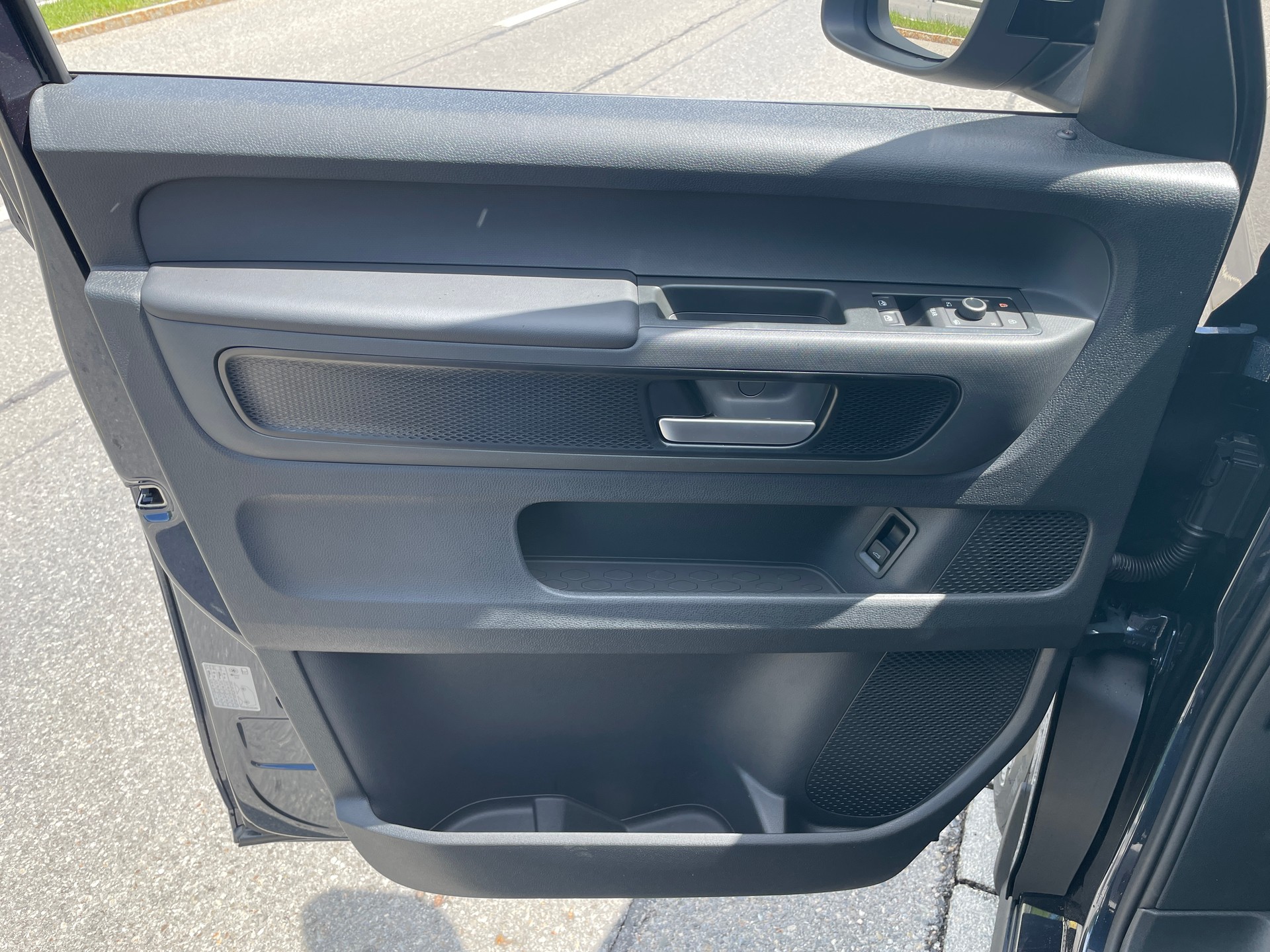 VW ID.Buzz LWB GTX 4 Motion, 7-Sitzer mit AHK und Pano.-Dach-image-12