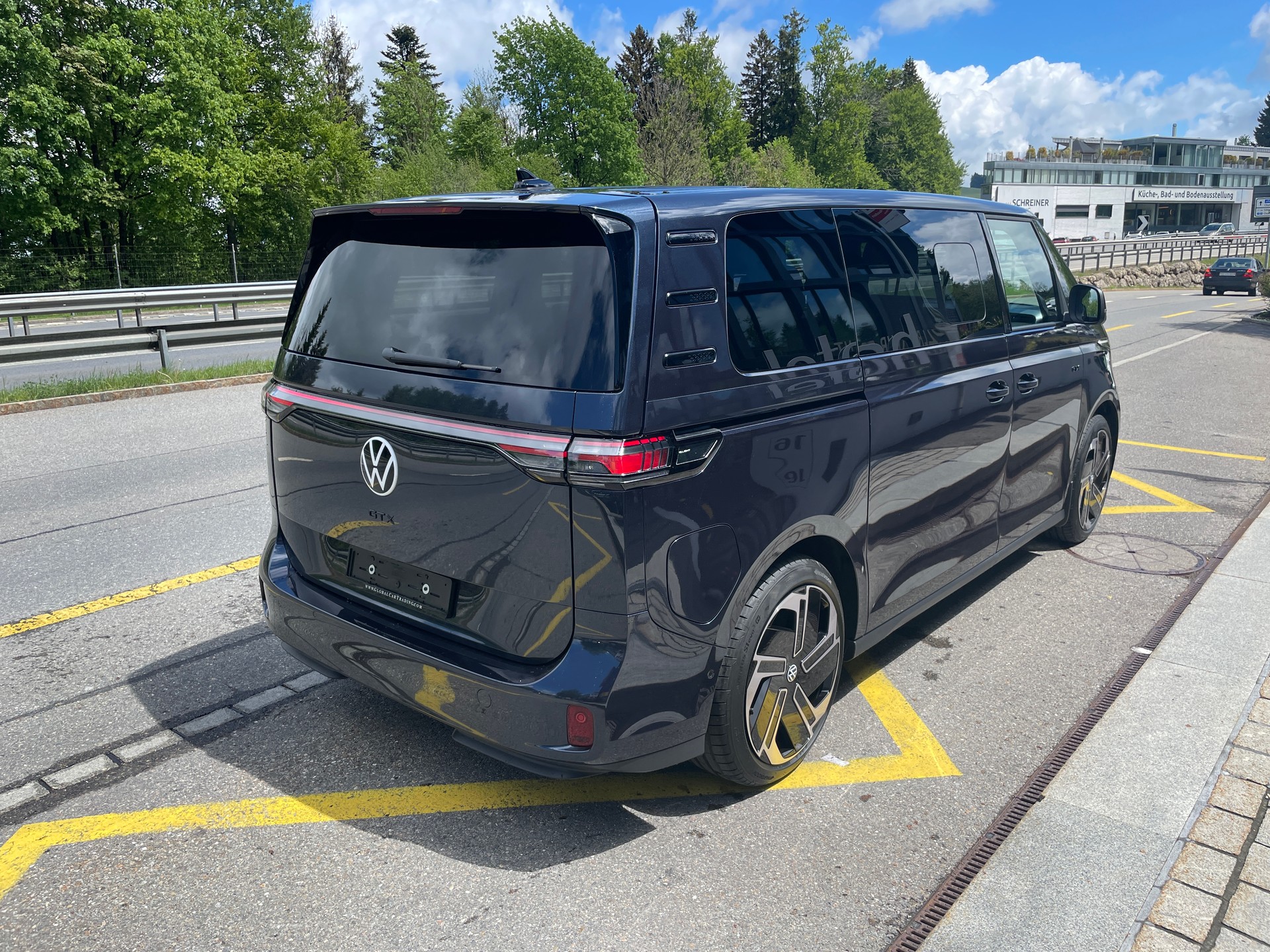 VW ID.Buzz LWB GTX 4 Motion, 7-Sitzer mit AHK und Pano.-Dach-image-5