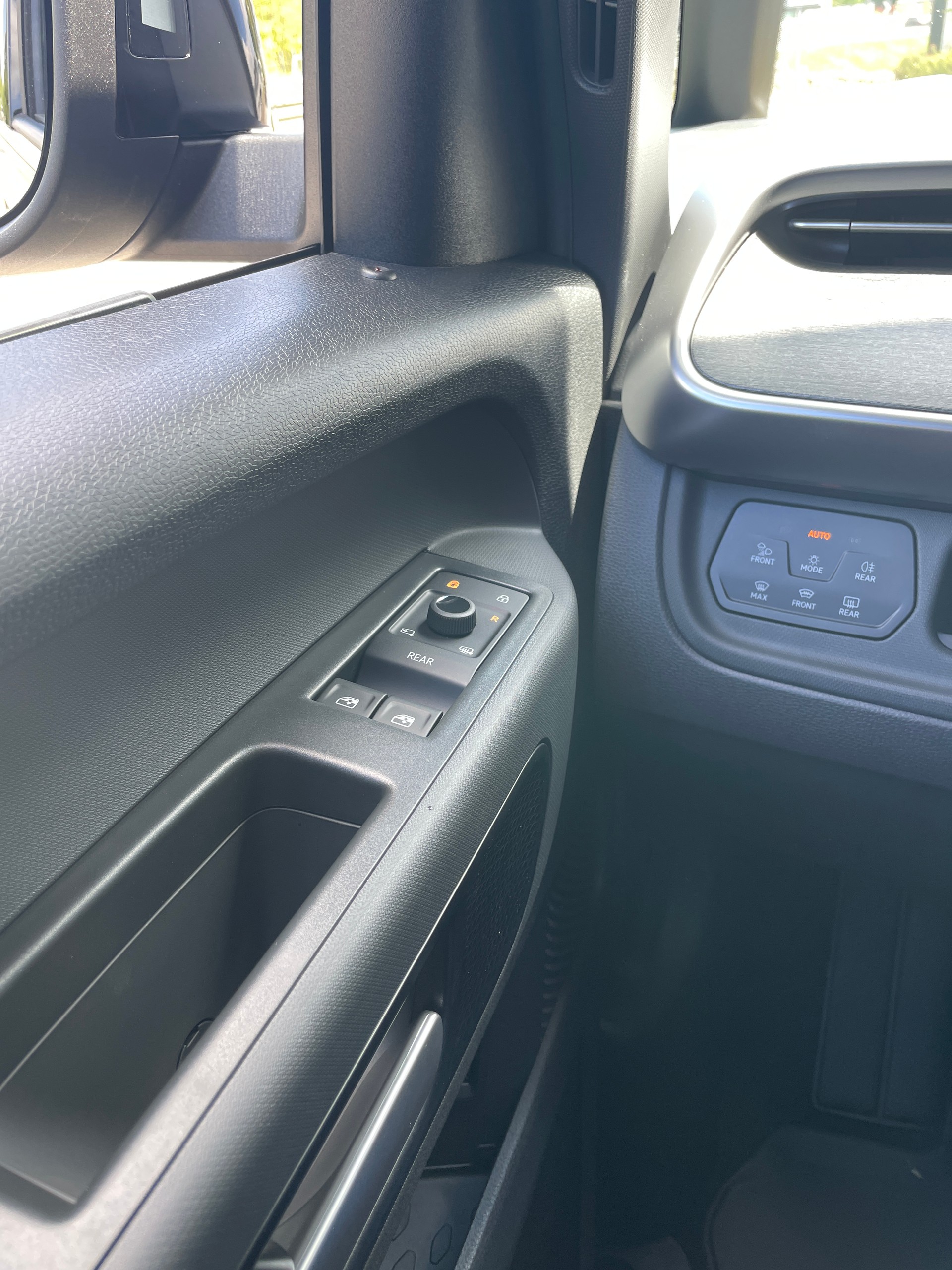 VW ID.Buzz LWB GTX 4 Motion, 7-Sitzer mit AHK und Pano.-Dach-image-26