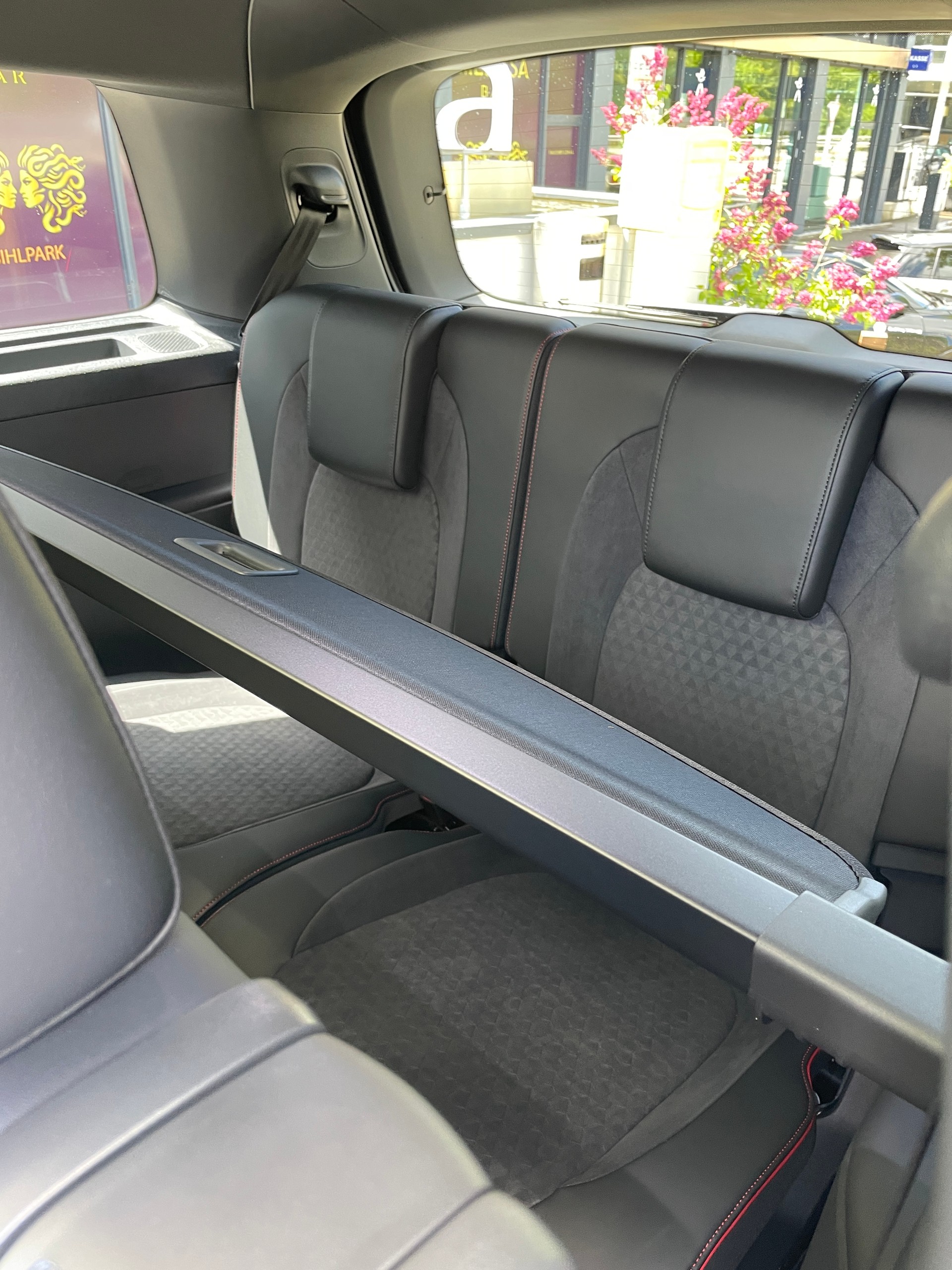 VW ID.Buzz LWB GTX 4 Motion, 7-Sitzer mit AHK und Pano.-Dach-image-23