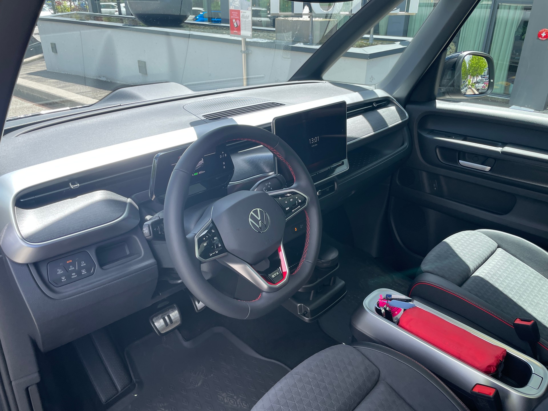 VW ID.Buzz LWB GTX 4 Motion, 7-Sitzer mit AHK und Pano.-Dach-image-11