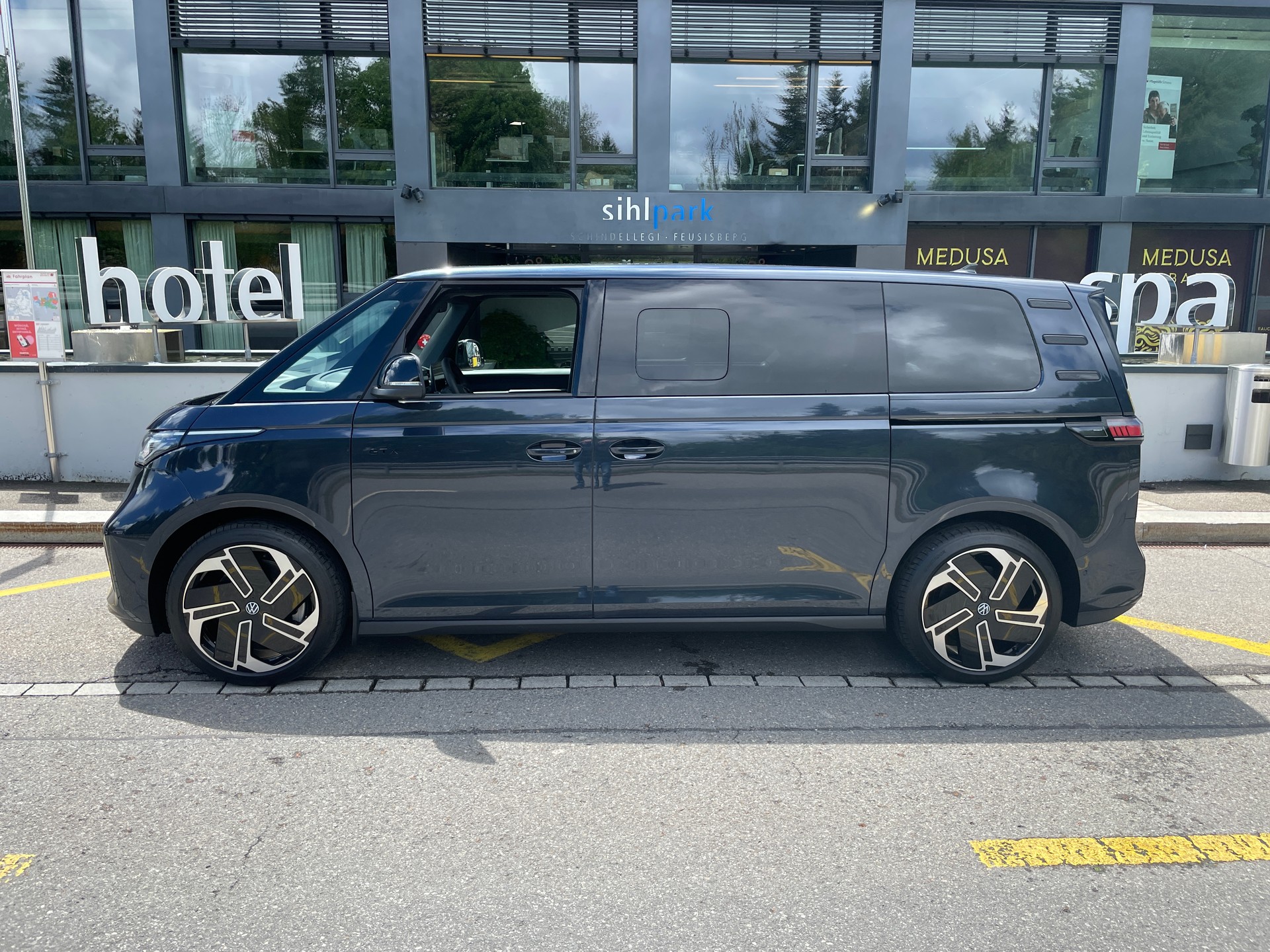 VW ID.Buzz LWB GTX 4 Motion, 7-Sitzer mit AHK und Pano.-Dach-image-10