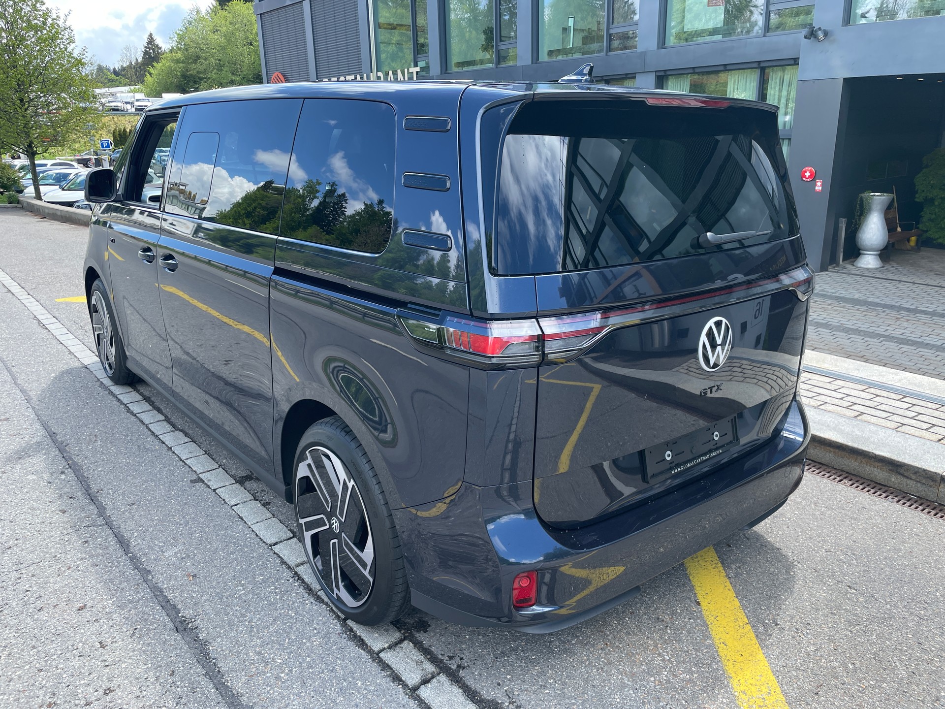 VW ID.Buzz LWB GTX 4 Motion, 7-Sitzer mit AHK und Pano.-Dach-image-9