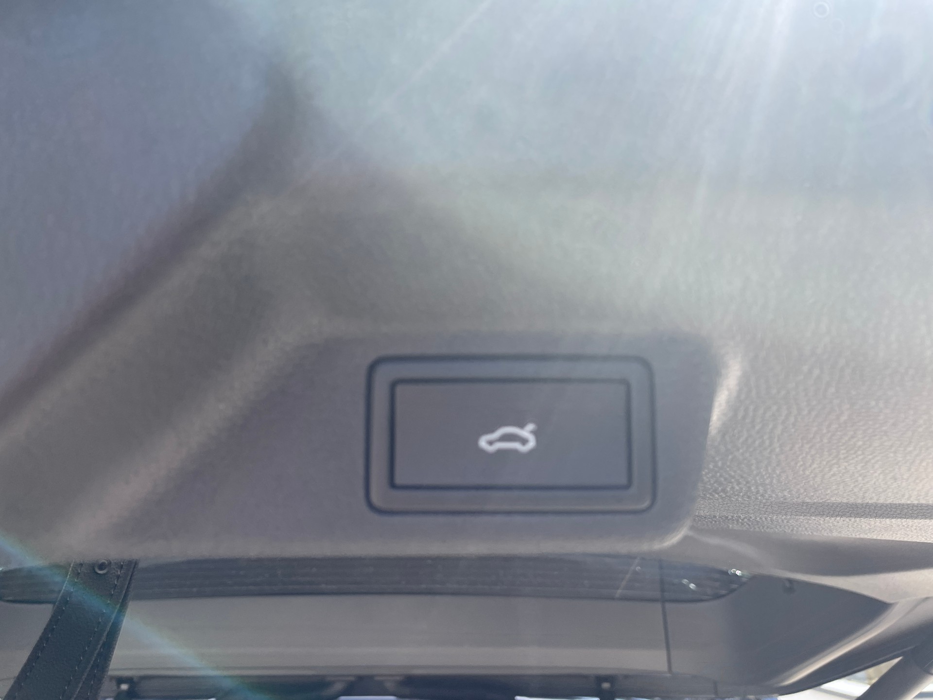 VW ID.Buzz LWB GTX 4 Motion, 7-Sitzer mit AHK und Pano.-Dach-image-8