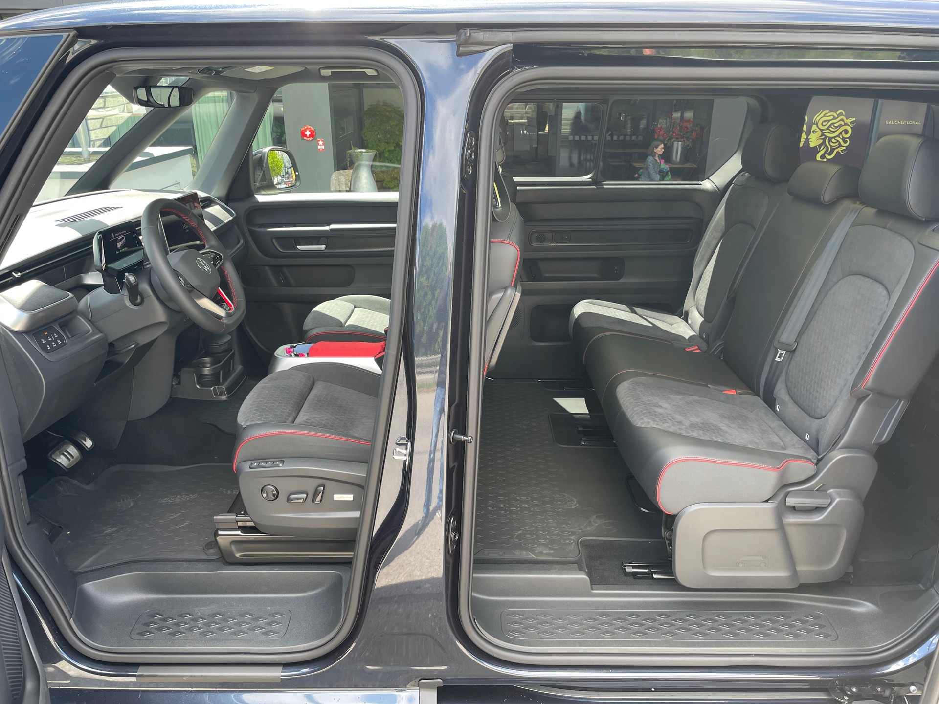 VW ID.Buzz LWB GTX 4 Motion, 7-Sitzer mit AHK und Pano.-Dach-image-16