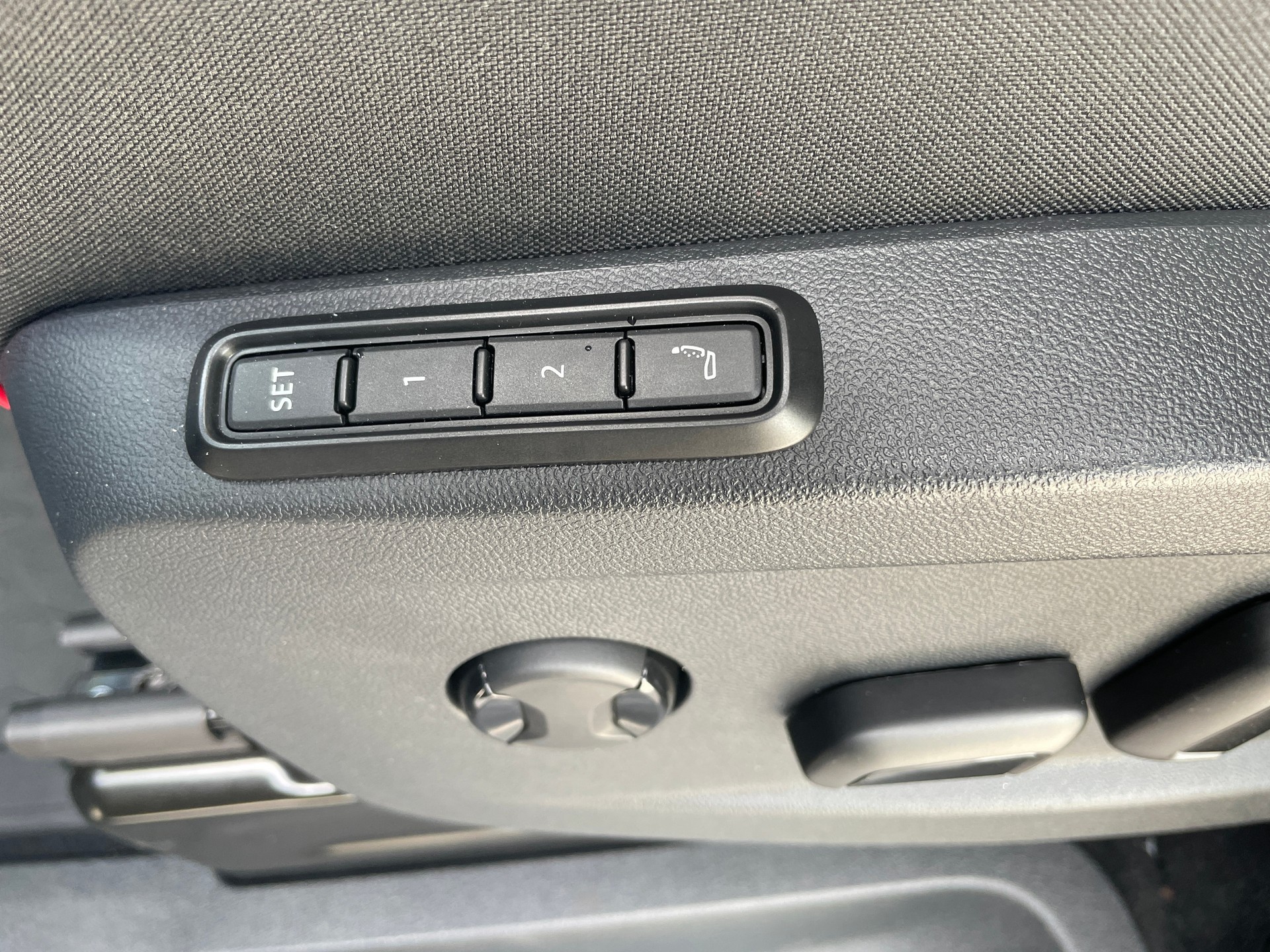 VW ID.Buzz LWB GTX 4 Motion, 7-Sitzer mit AHK und Pano.-Dach-image-24