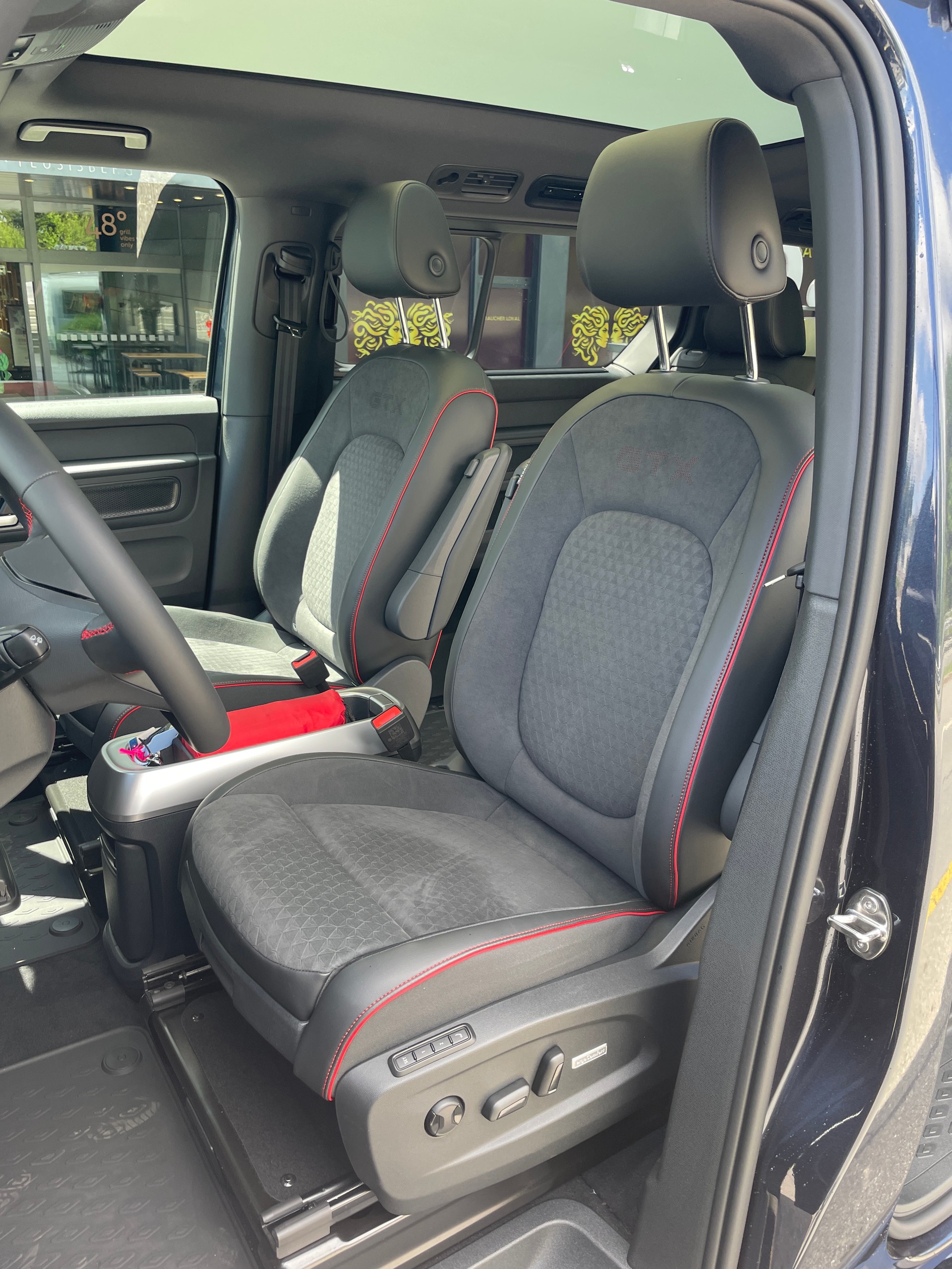 VW ID.Buzz LWB GTX 4 Motion, 7-Sitzer mit AHK und Pano.-Dach-image-15
