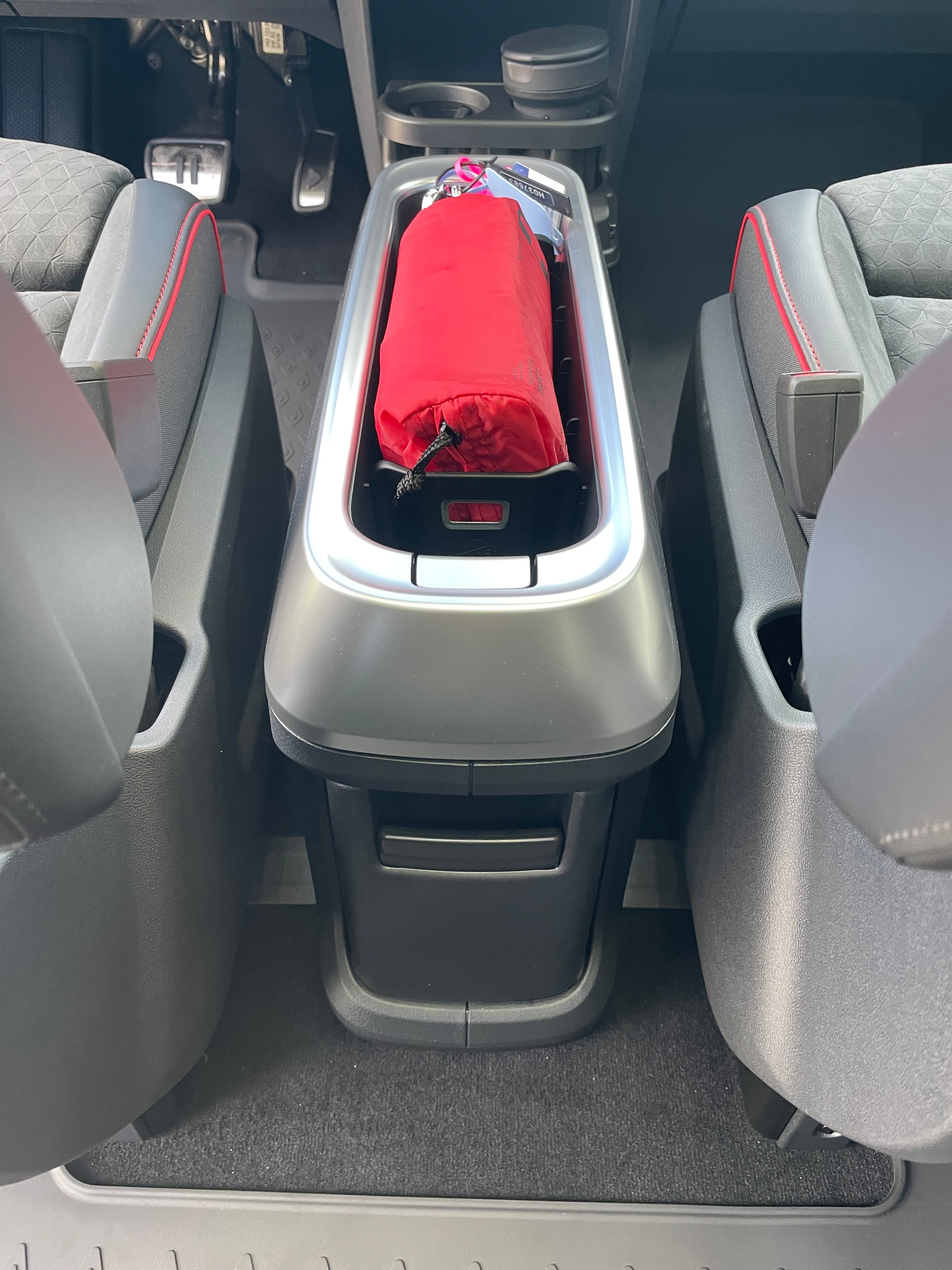 VW ID.Buzz LWB GTX 4 Motion, 7-Sitzer mit AHK und Pano.-Dach-image-18