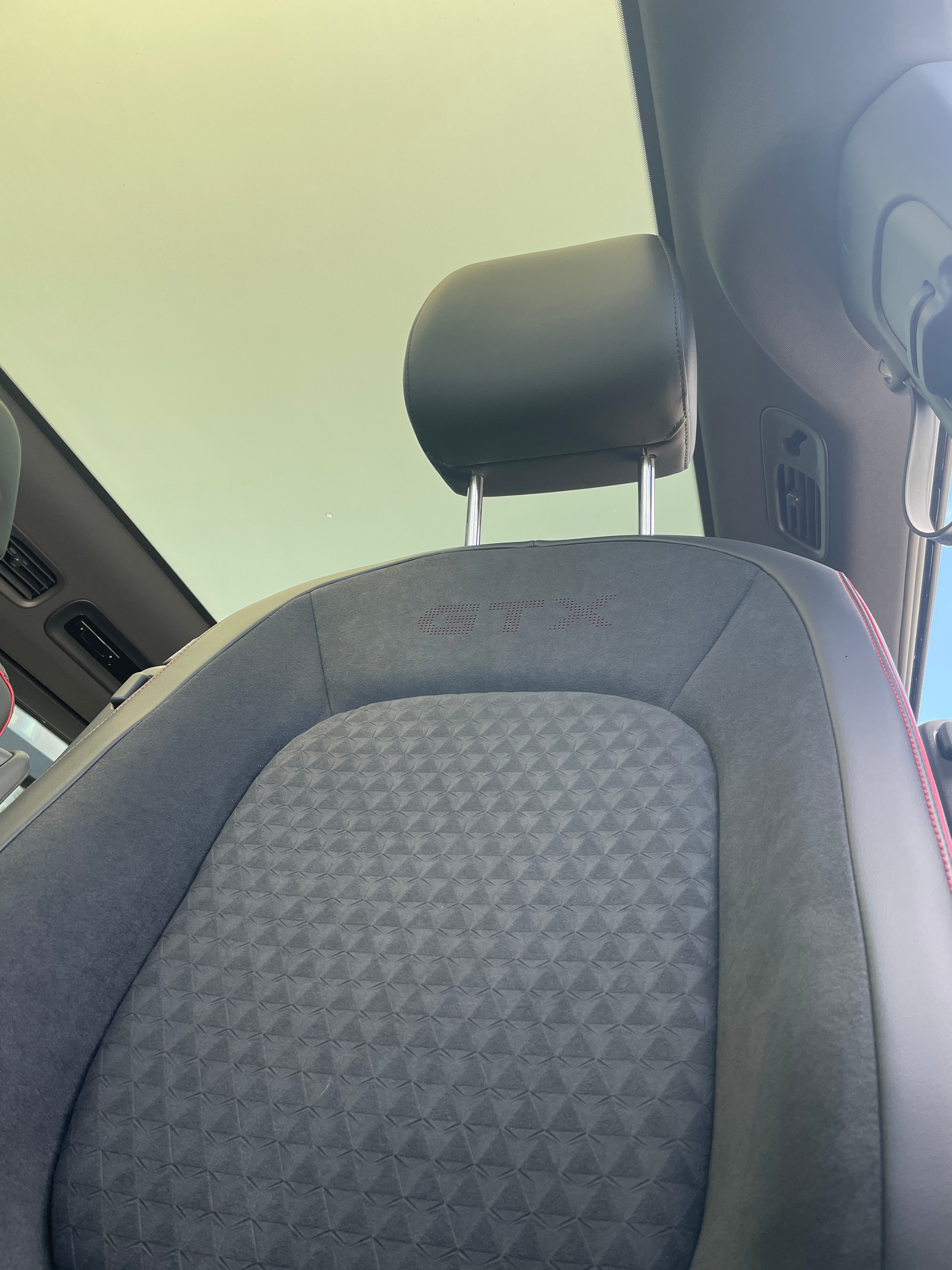 VW ID.Buzz LWB GTX 4 Motion, 7-Sitzer mit AHK und Pano.-Dach-image-13