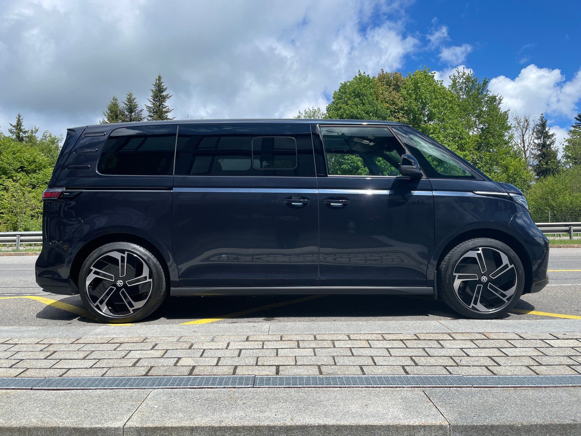 VW ID.Buzz LWB GTX 4 Motion, 7-Sitzer mit AHK und Pano.-Dach-image-3