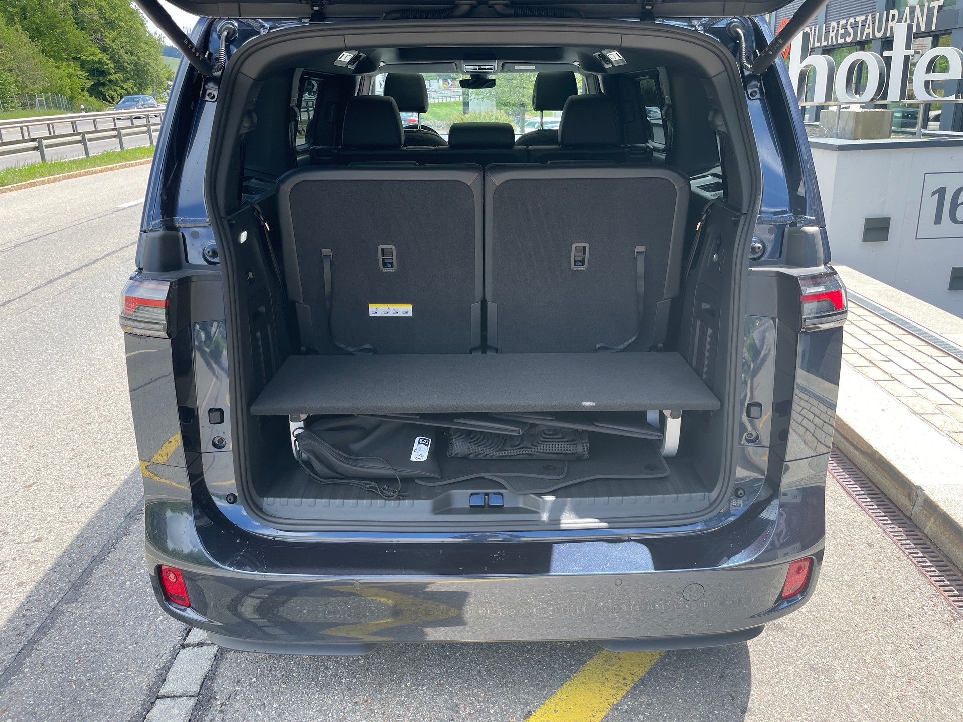 VW ID.Buzz LWB GTX 4 Motion, 7-Sitzer mit AHK und Pano.-Dach-image-7
