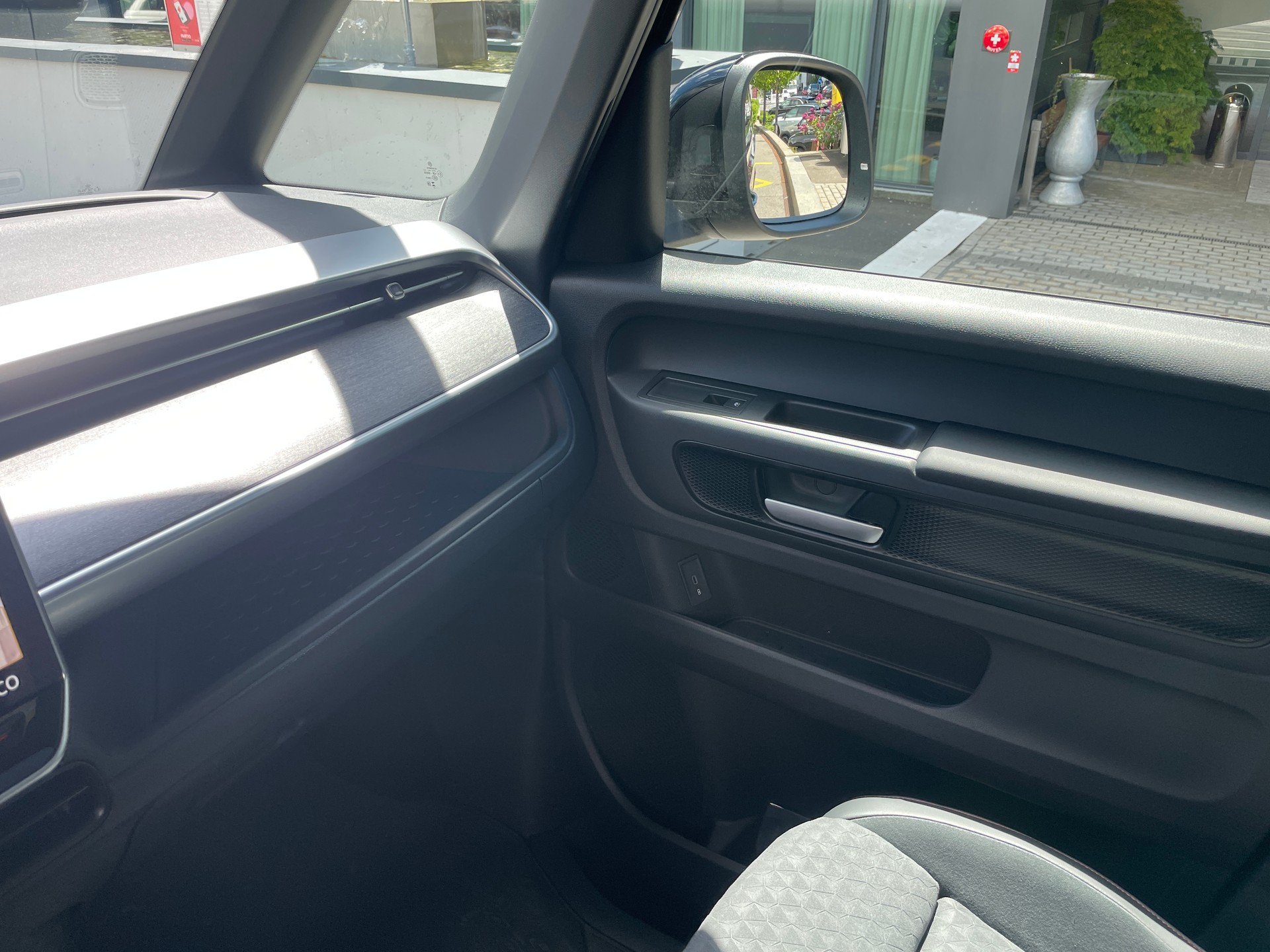 VW ID.Buzz LWB GTX 4 Motion, 7-Sitzer mit AHK und Pano.-Dach-image-27