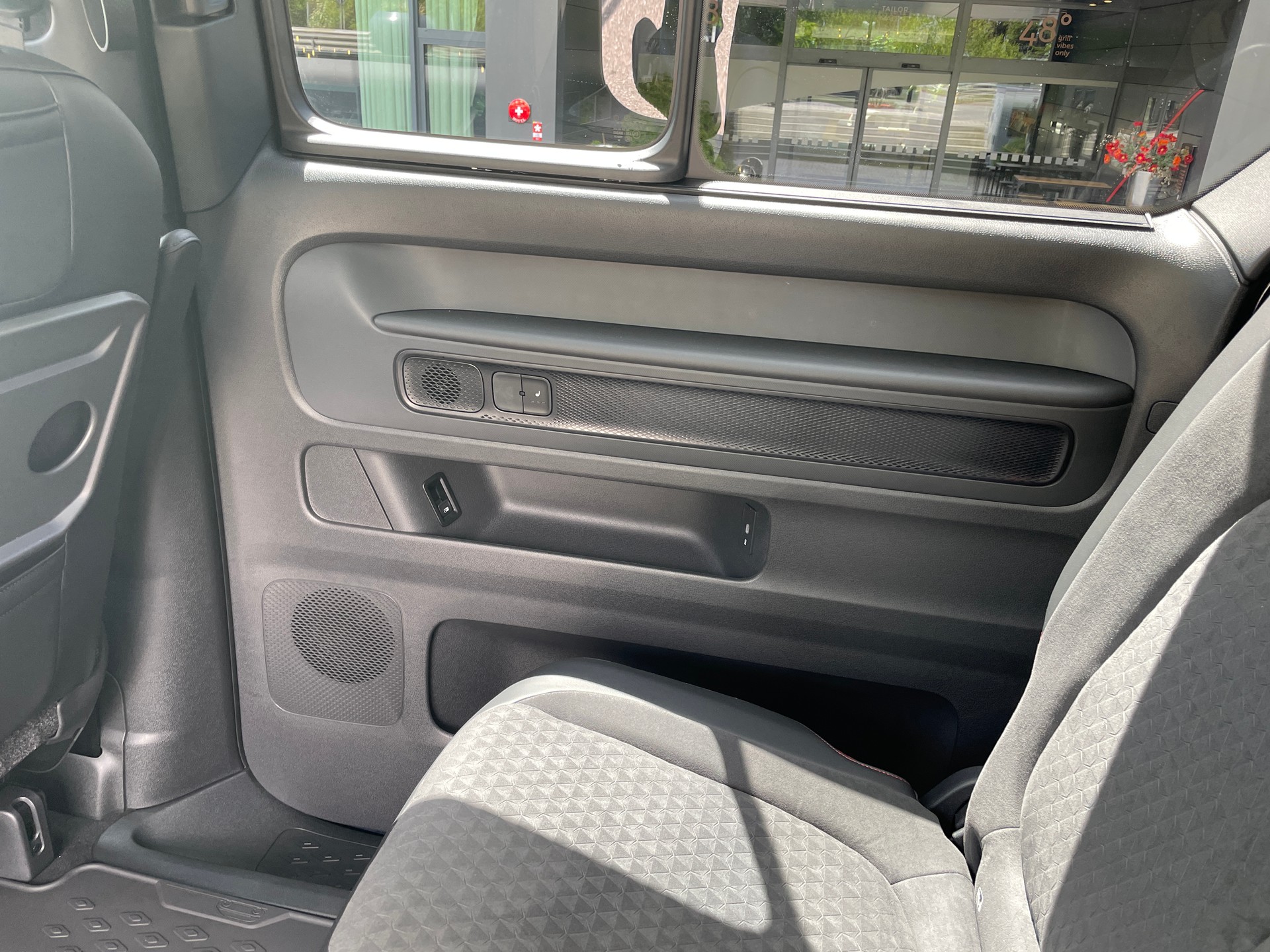 VW ID.Buzz LWB GTX 4 Motion, 7-Sitzer mit AHK und Pano.-Dach-image-22