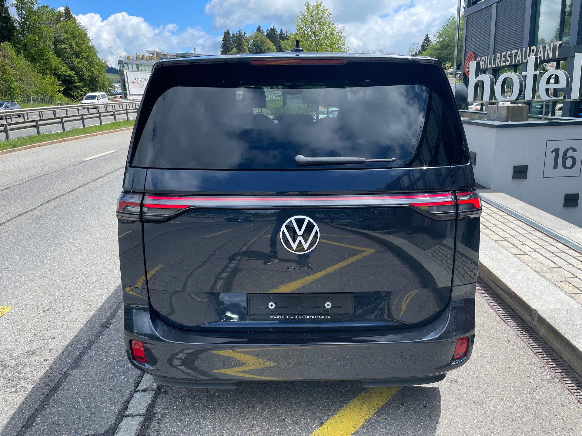 VW ID.Buzz LWB GTX 4 Motion, 7-Sitzer mit AHK und Pano.-Dach-image-6