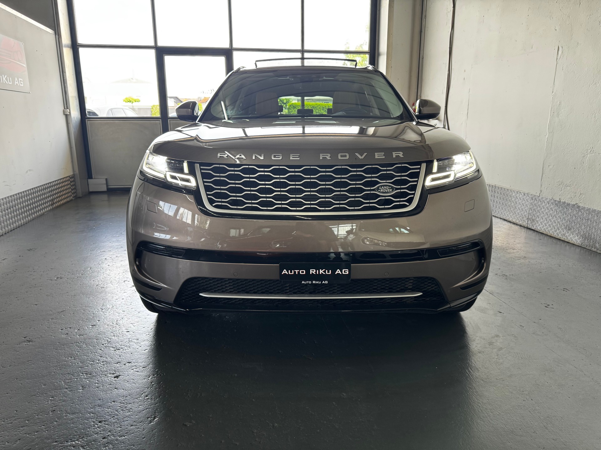 LAND ROVER Range Rover Velar R-Dynamic D 240 HSE Automatic-showroom-element-3