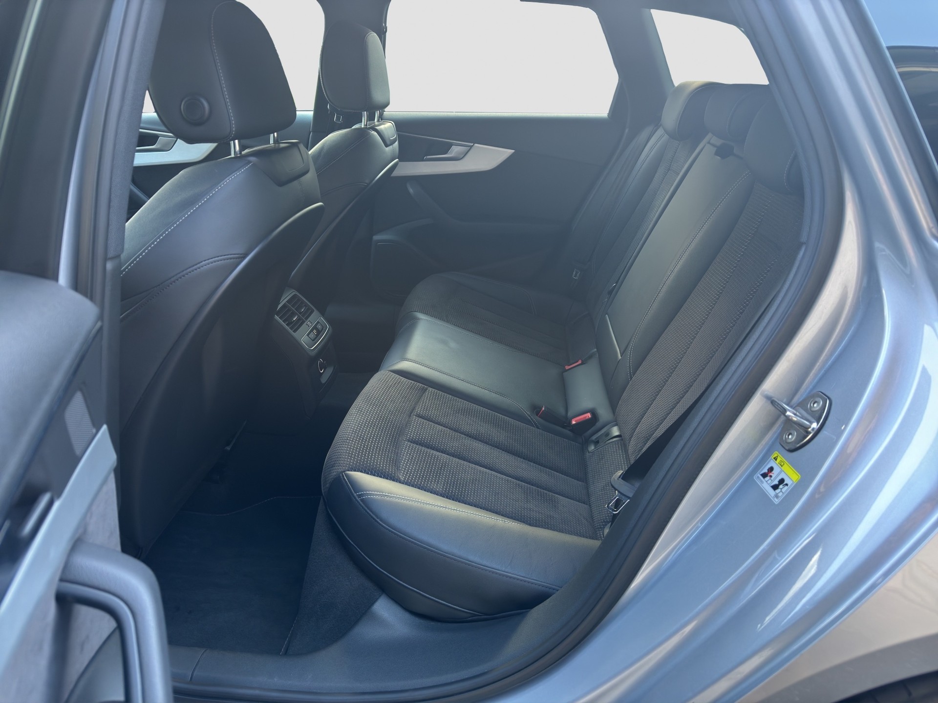 AUDI A4 Avant 45 TFSI Sport S-tronic quattro-image-10