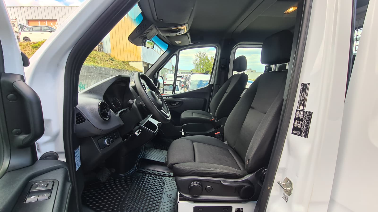 MERCEDES-BENZ Sprinter 319 CDI Standard 9G-TRONIC 4x4 ** 6-Plätzer ** Klimaanlage ** Anh-Kupplung 3500kg ** Nutzlast 700kg ** Modell 2024-image-16