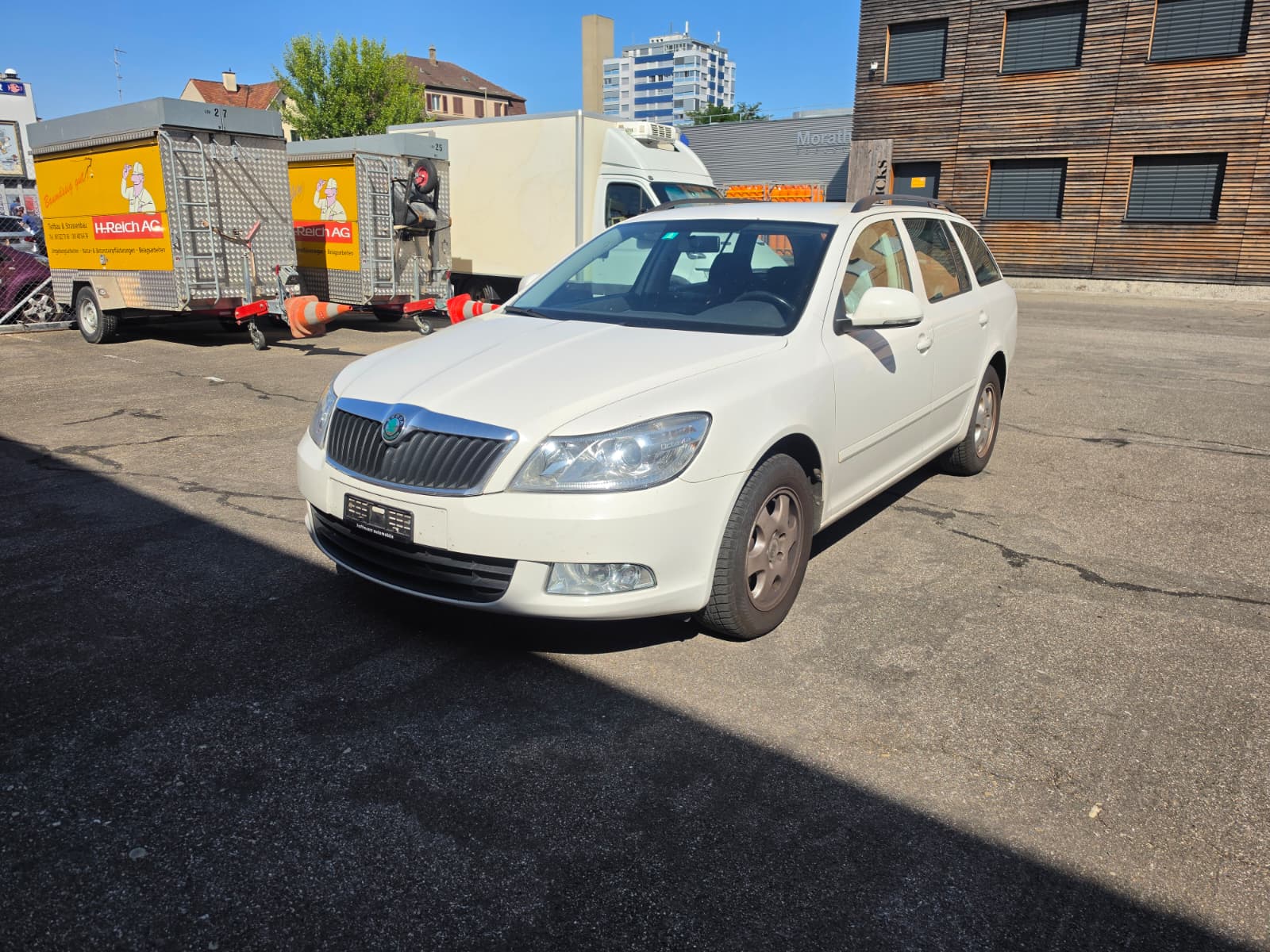 SKODA Octavia Combi 1.6 TDI Ambition DSG-image-0