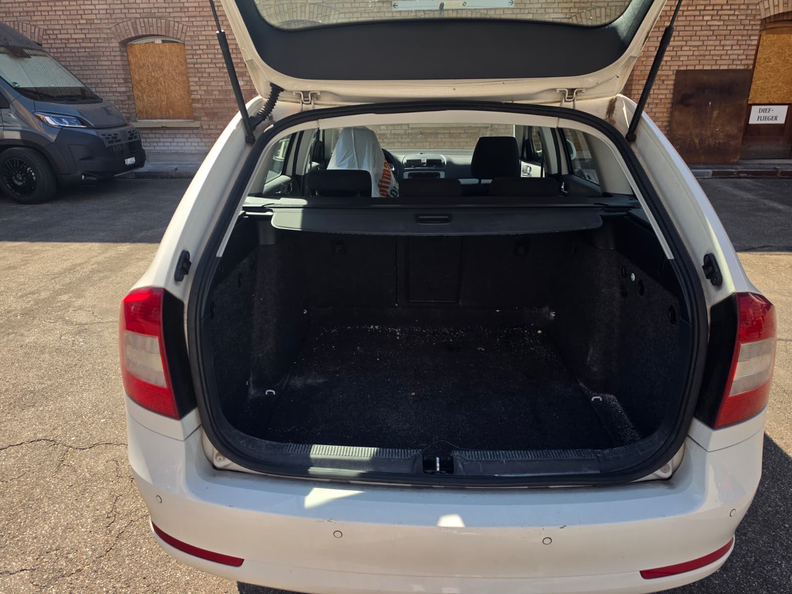 SKODA Octavia Combi 1.6 TDI Ambition DSG-image-11
